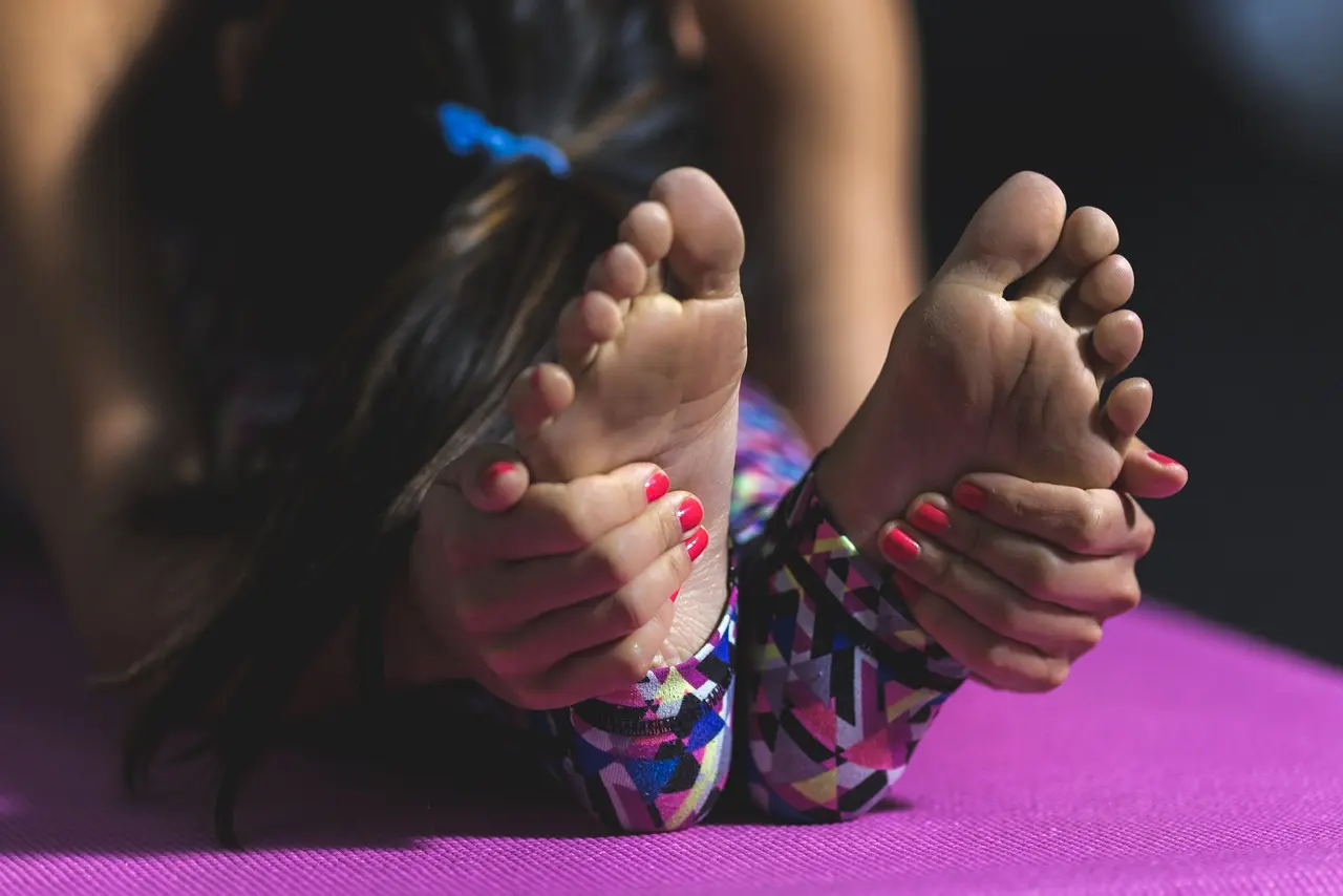 Mujer en postura de meditación, práctica de yoga