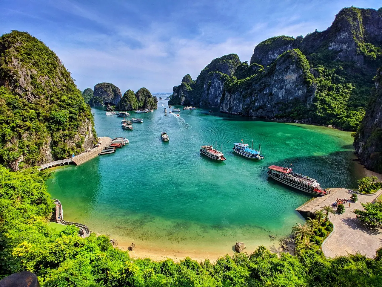 Viaje a Vietnam en grupo reducido · Bahía de Halong al amanecer · SunZen Travel