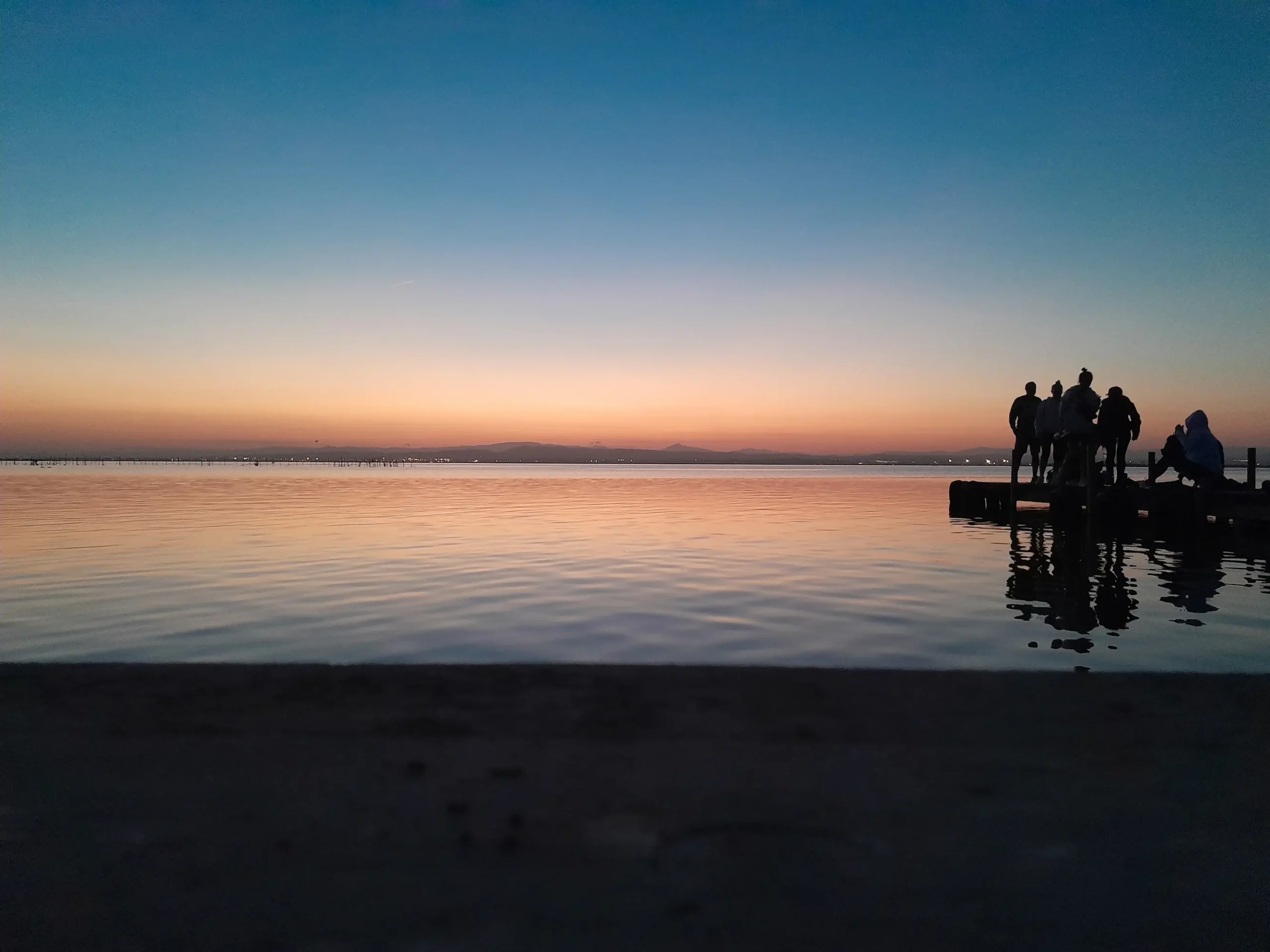 Grupo reducido de viajeros de SunZen Travel al atardecer durante una expedición