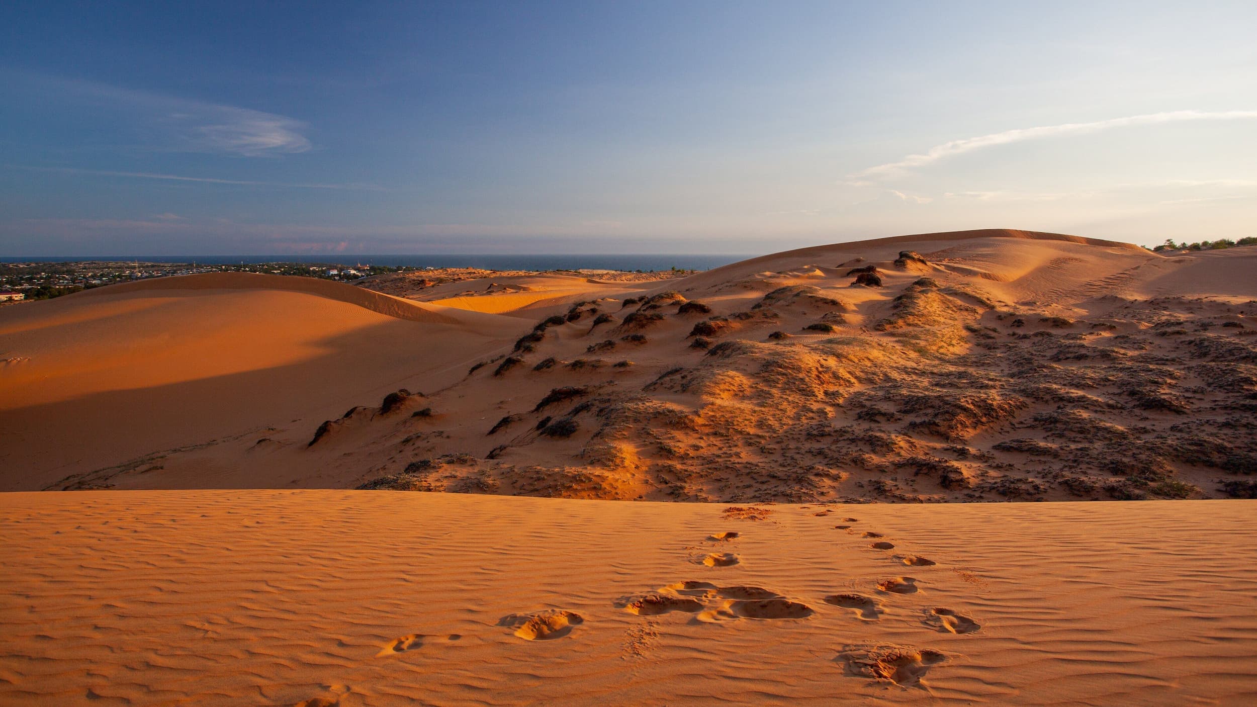 Caminando sobre la duna roja de Mui Ne al atardecer, viaje a Vietnam