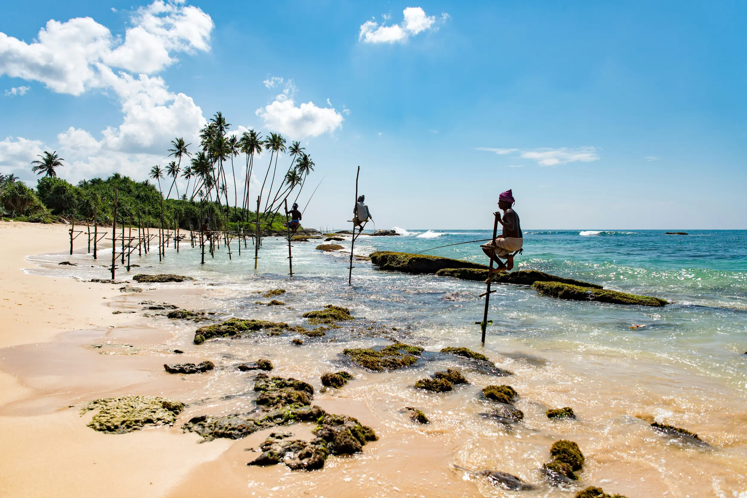 Viaje a Sri Lanka en grupo — pescadores en zancos frente al Índico