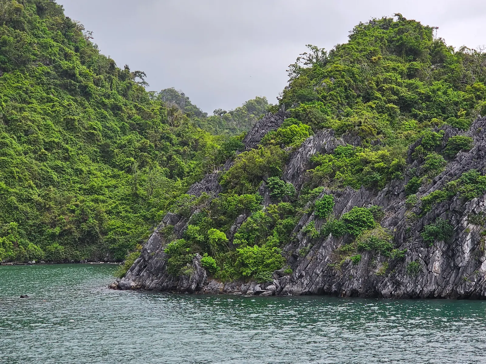 Bahía de Halong en Vietnam, destino de Asia a elegir en el viaje en grupo reducido de SunZen