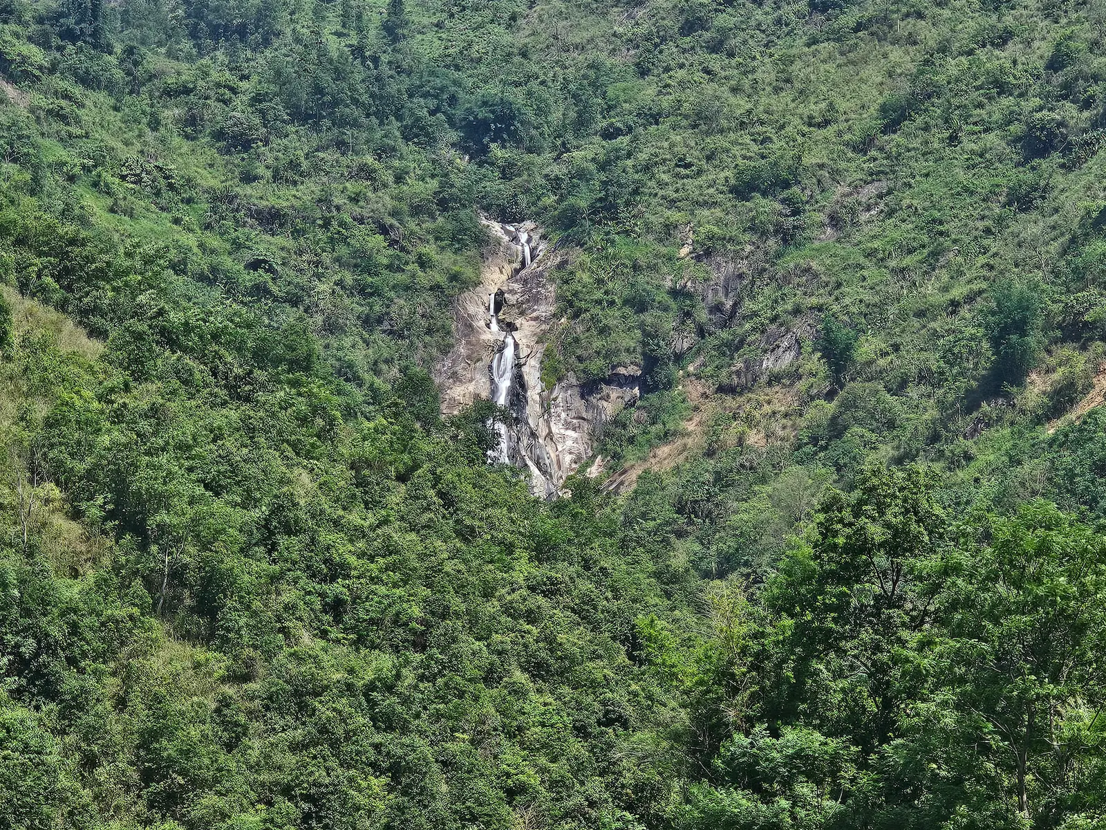 Cascada en la selva de Vietnam