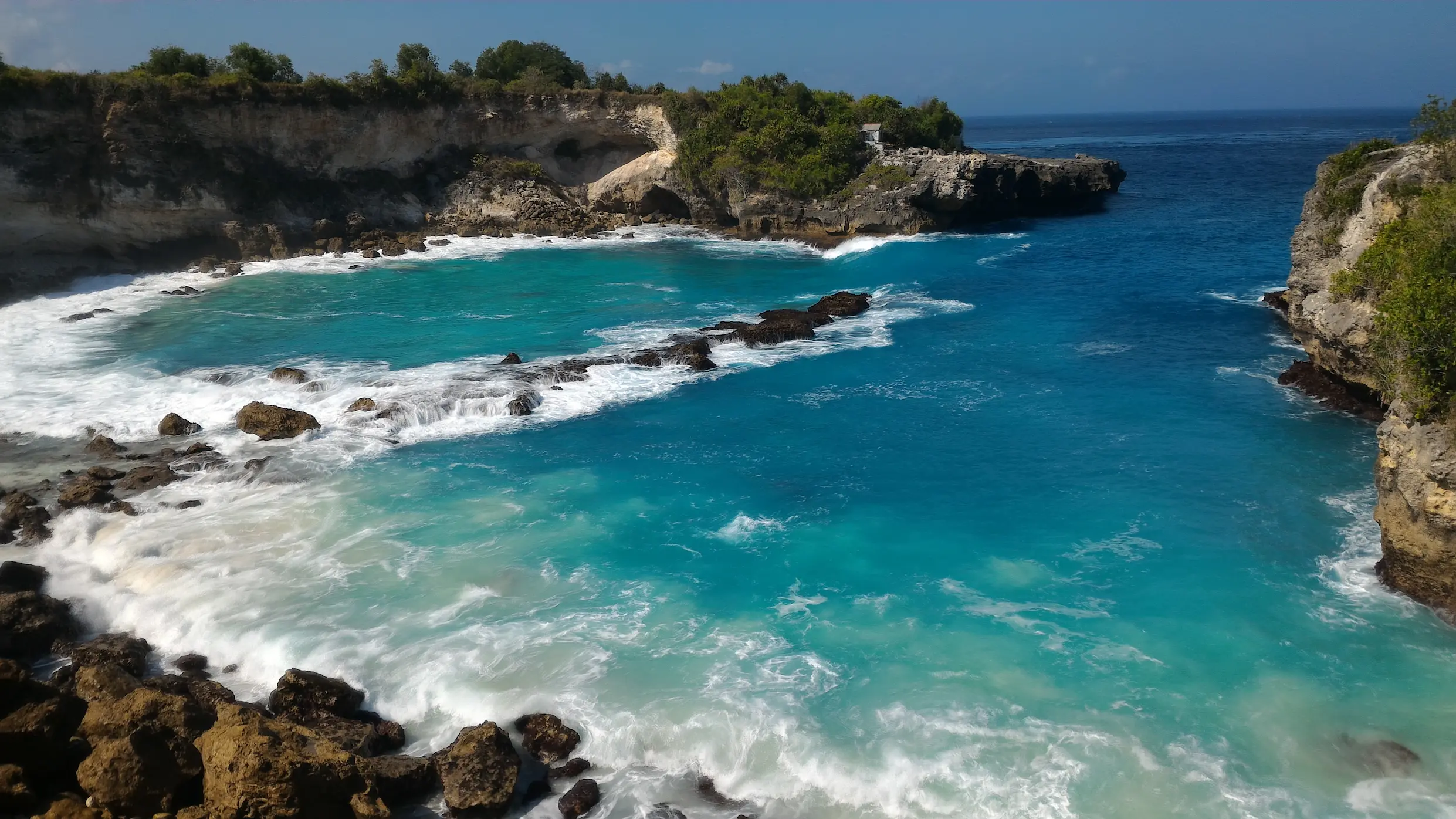 Costa de Bali sobre el mar turquesa, destino de Asia a elegir con SunZen Travel