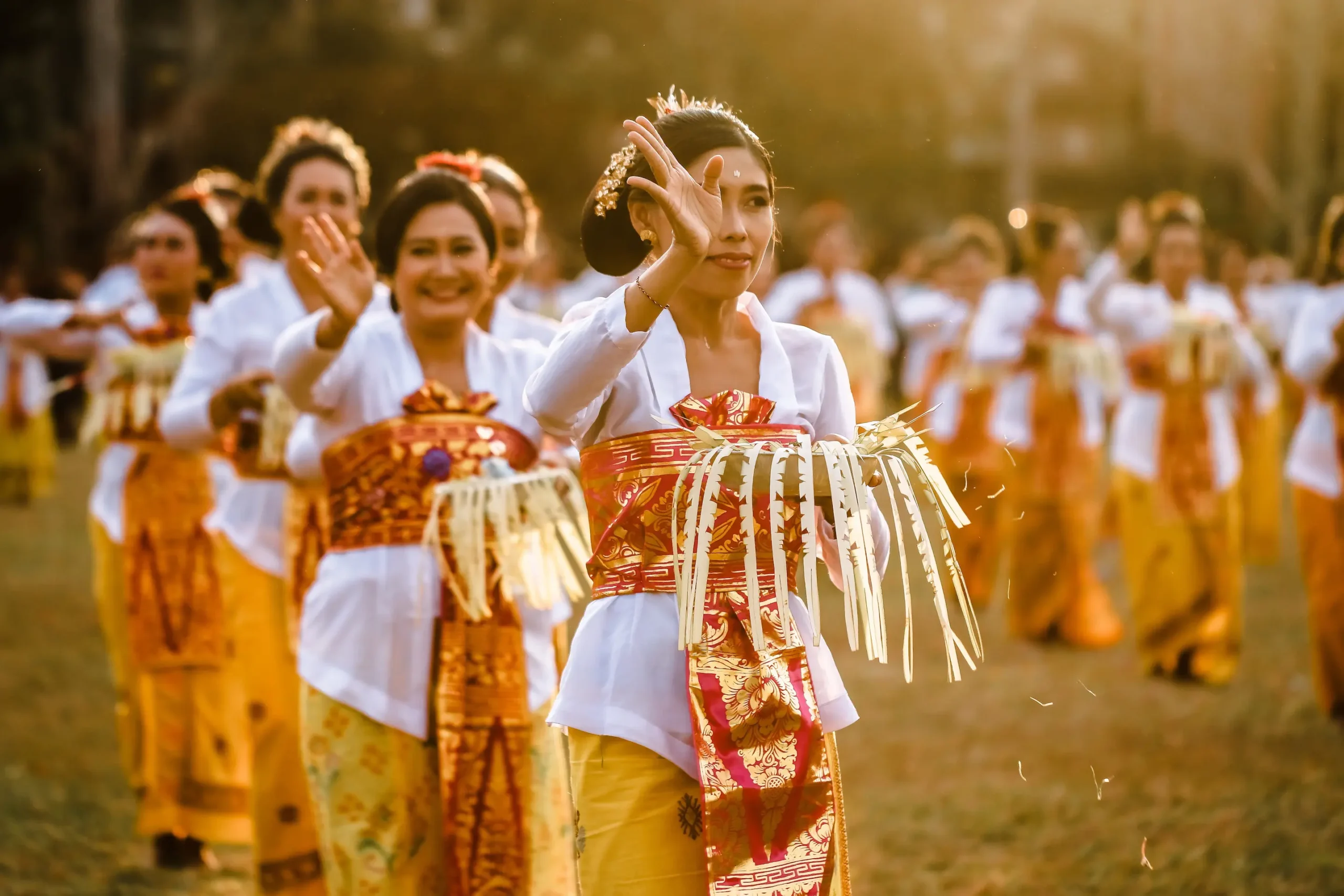 Bailarinas de Bali con trajes tradicionales dorados durante una danza ceremonial