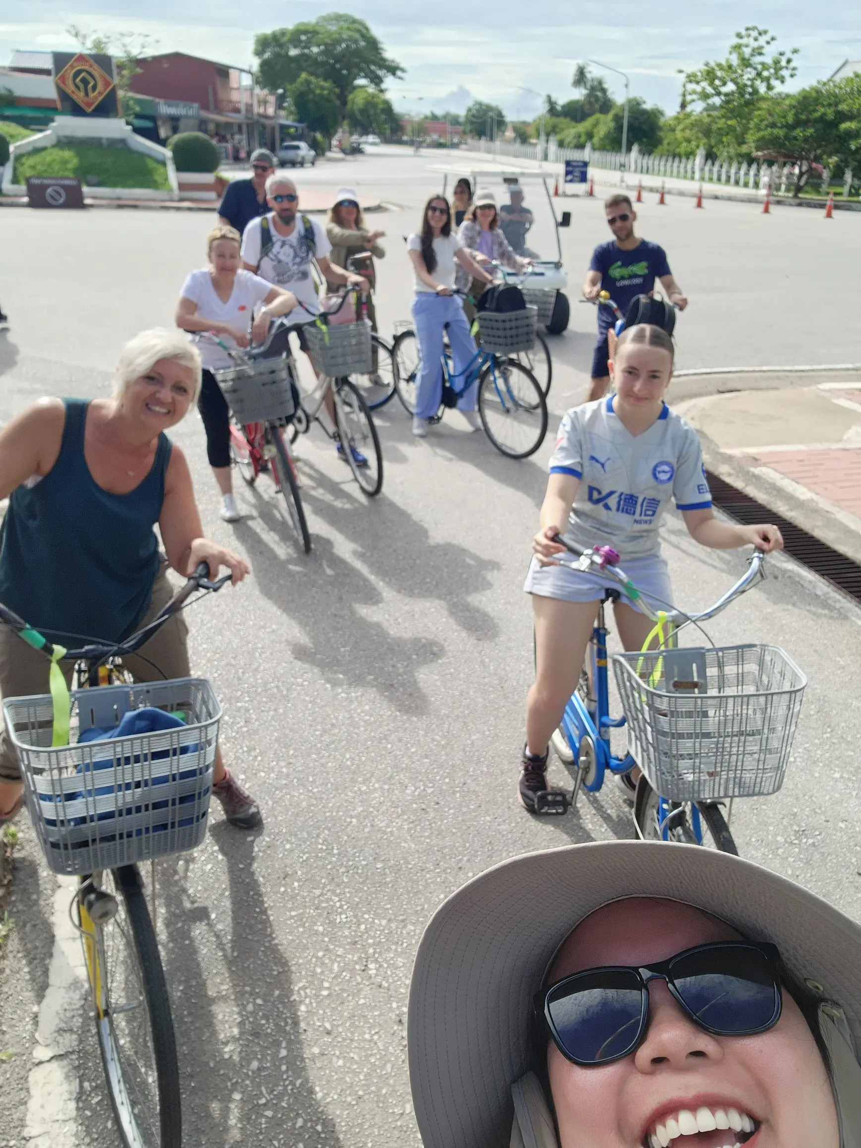 Grupo de viajeros en bicicleta durante una excursión compartida