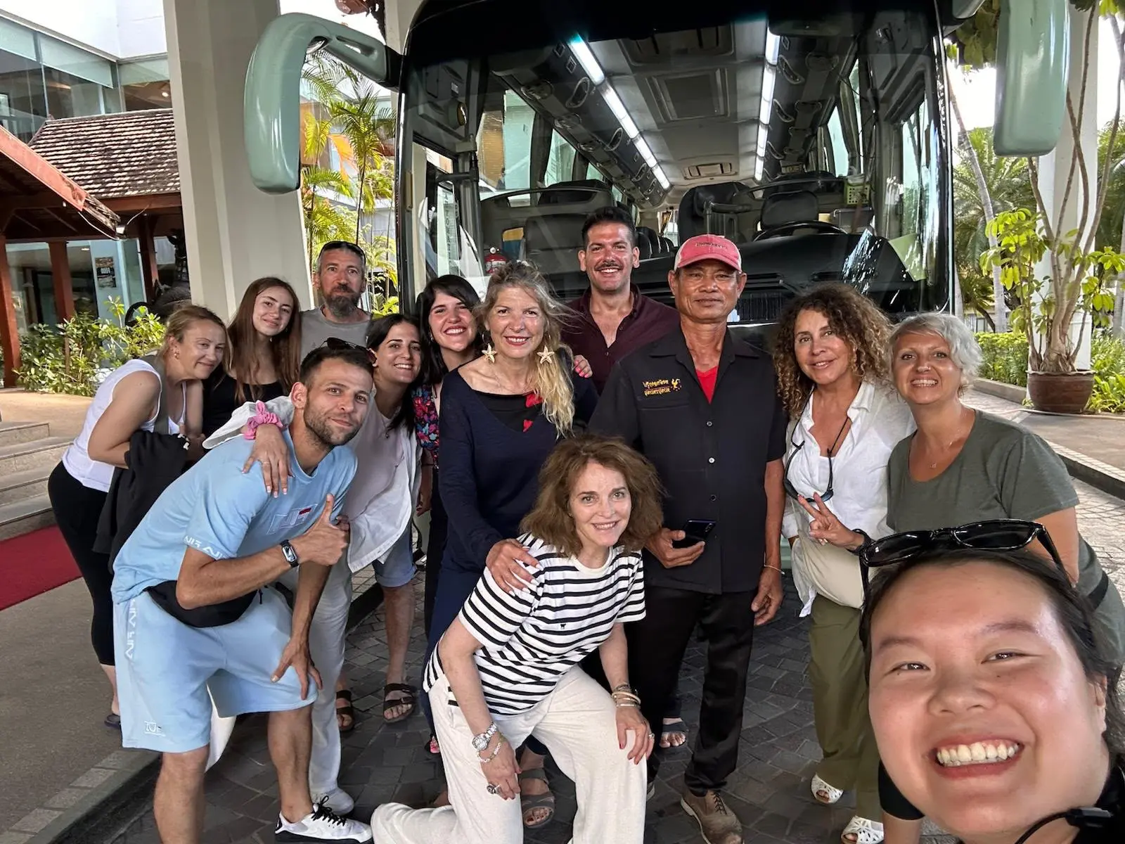 Grupo heterogéneo de viajeros junto a su guía