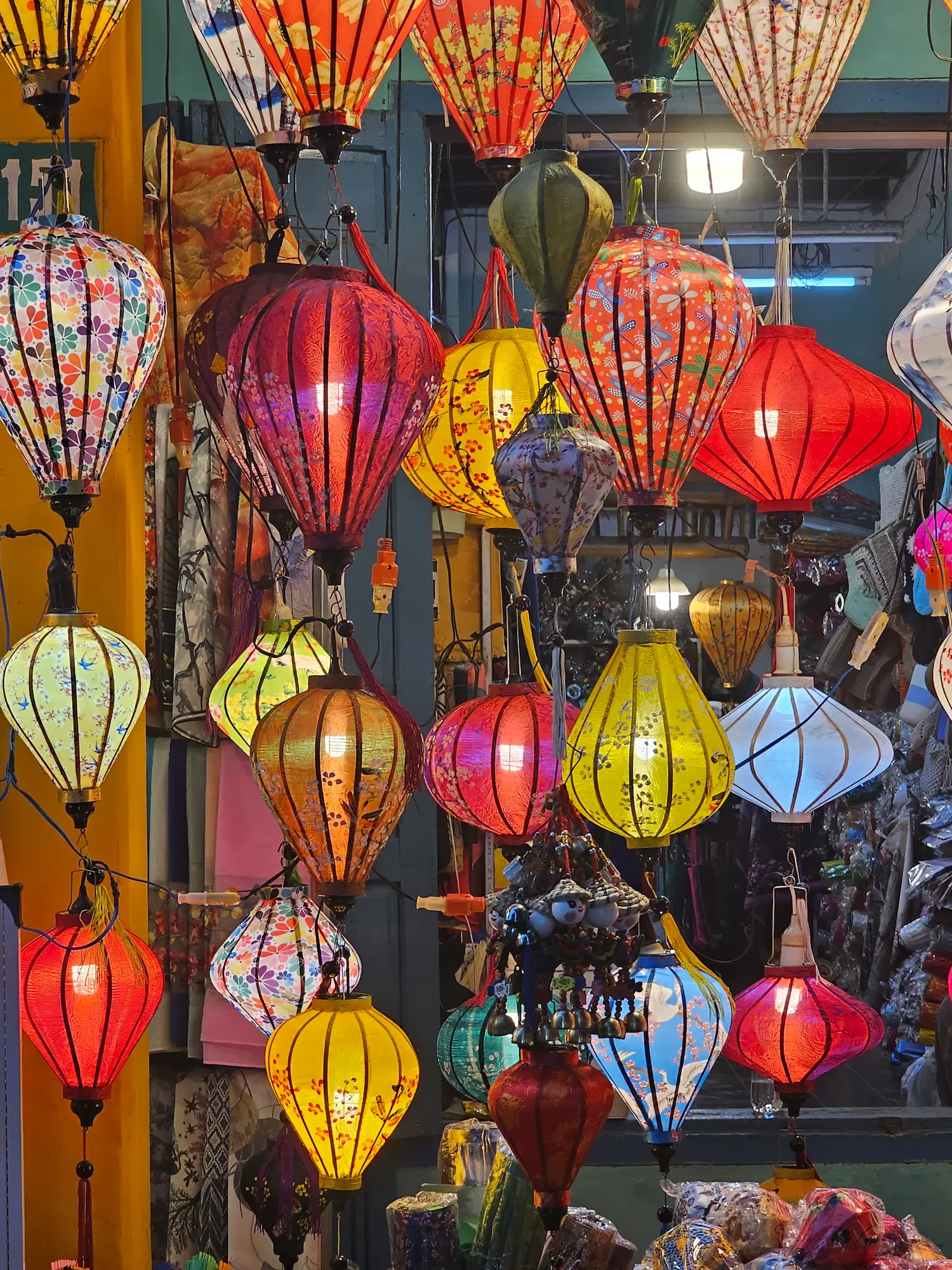 Farolillos encendidos en las calles de Hoi An
