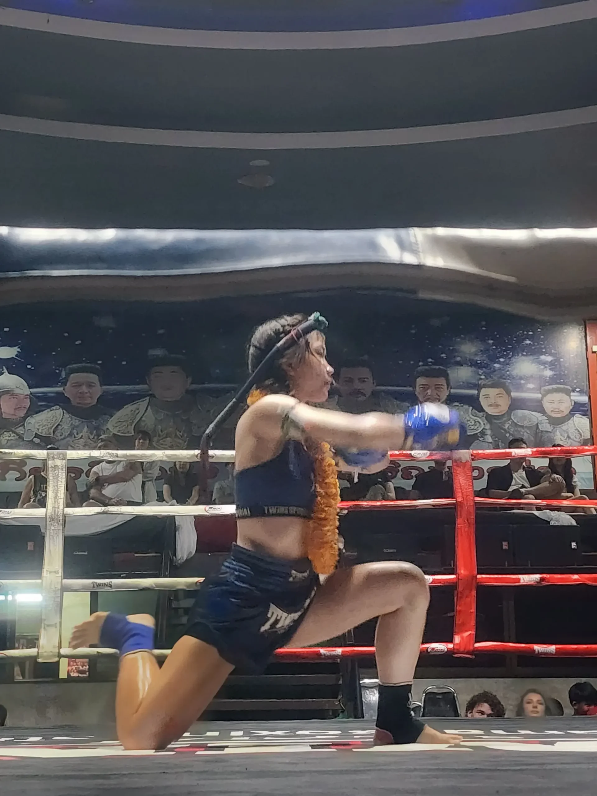 Luchadora de Muay Thai con sus amuletos protectores