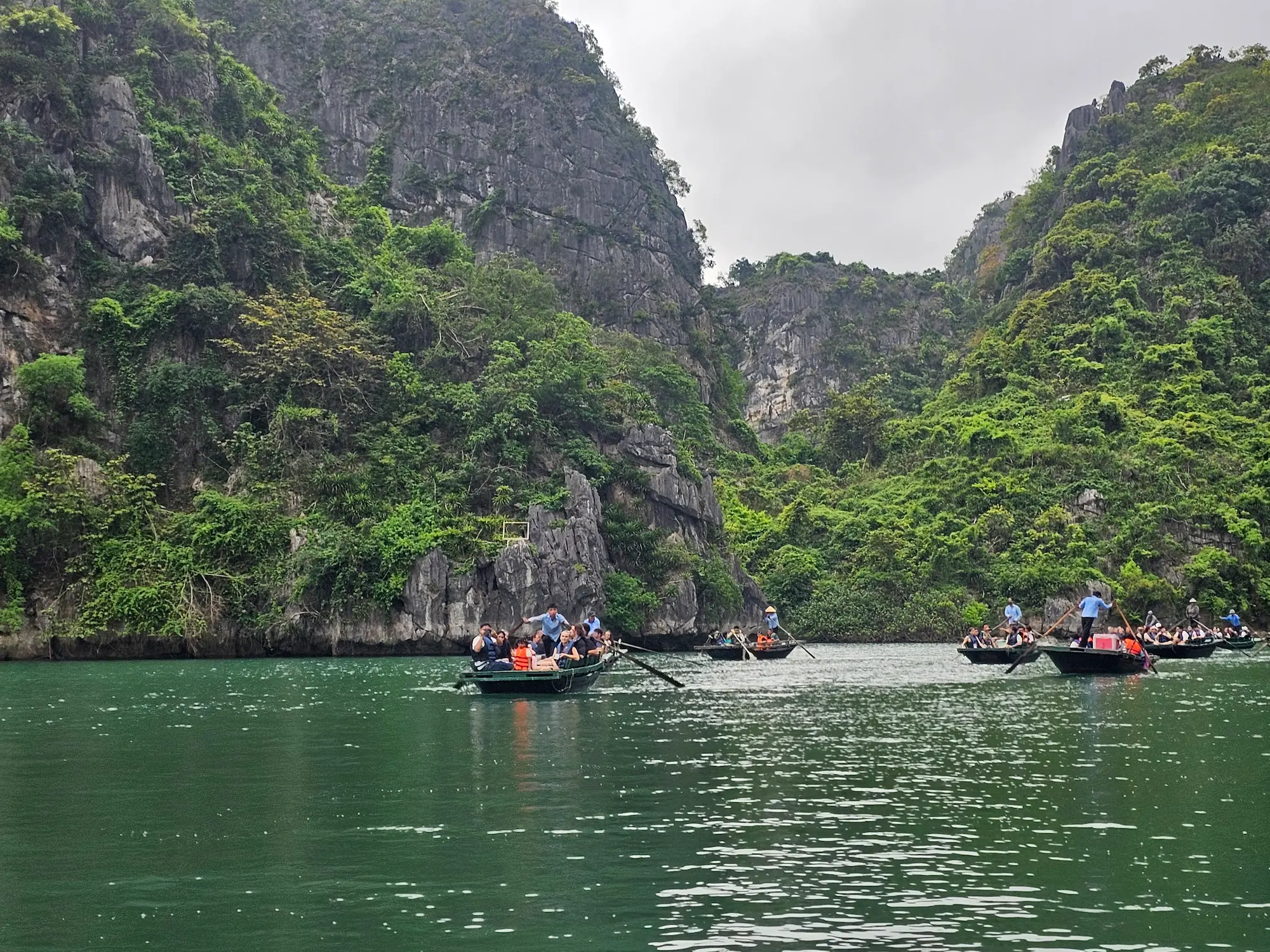 paseo en barca por Ha Long Vietnam SunZen Travel