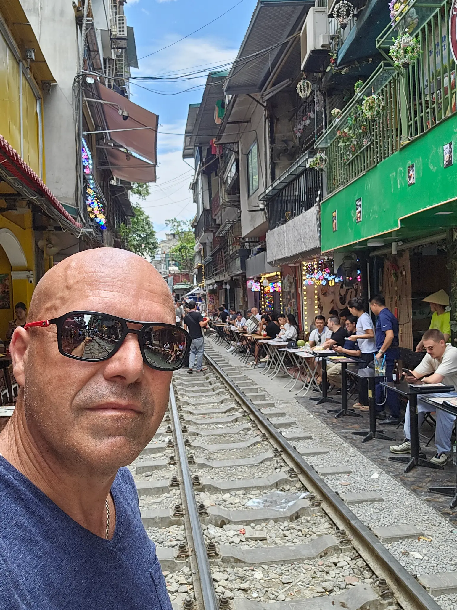Toni junto a las vías en la Calle del Tren de Hanói