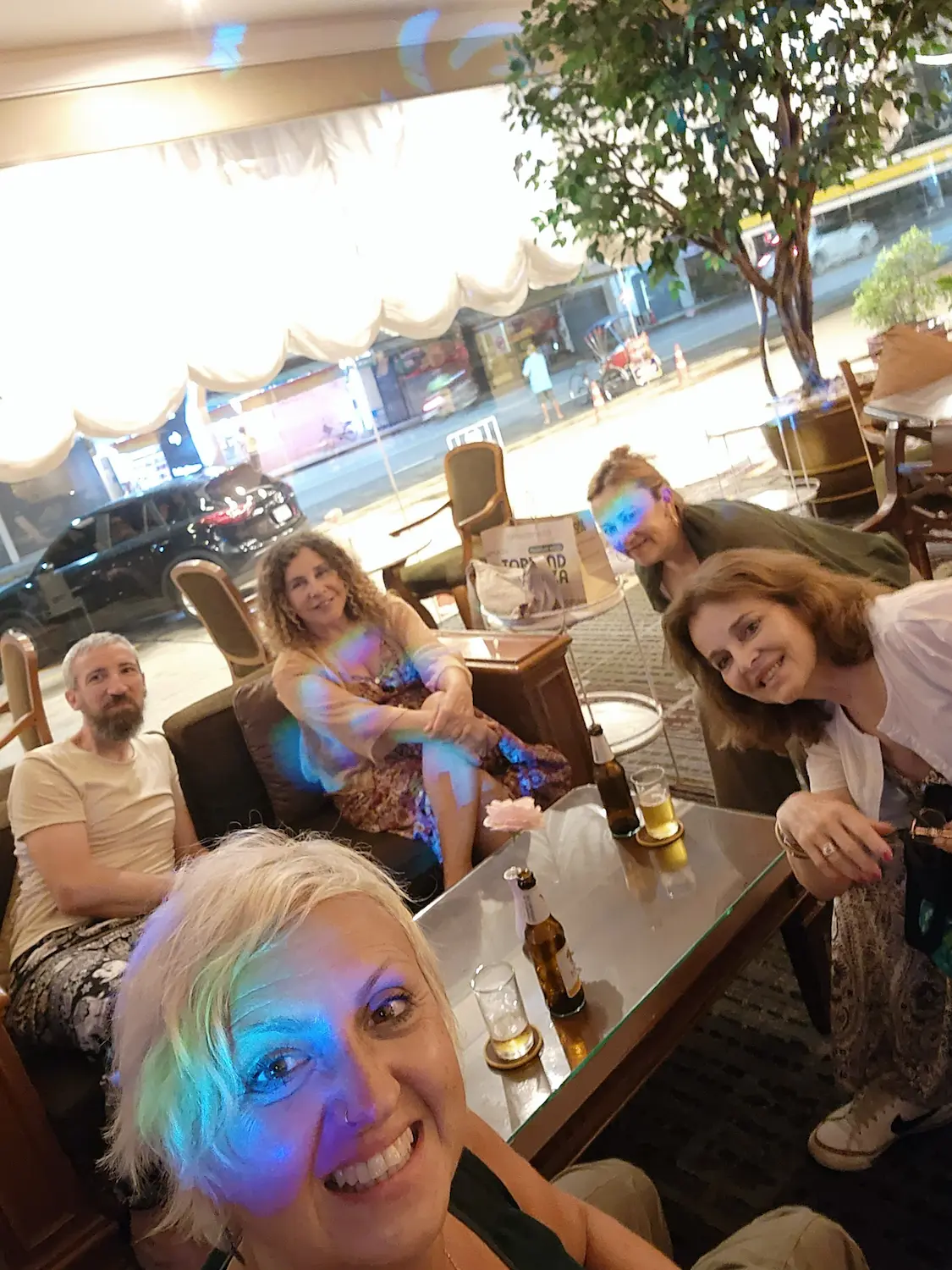 Rakel con amigas del grupo durante el viaje por Tailandia