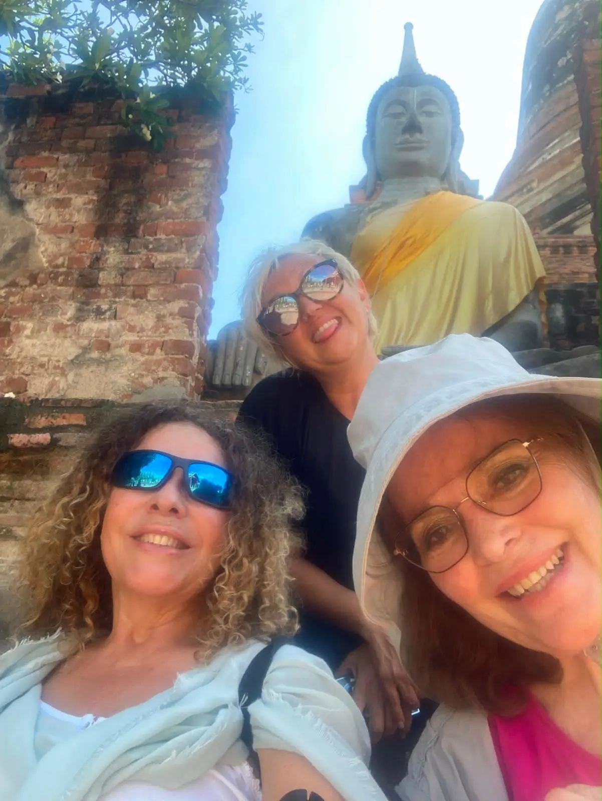 Rakel con viajeras del grupo en Ayutthaya, Tailandia