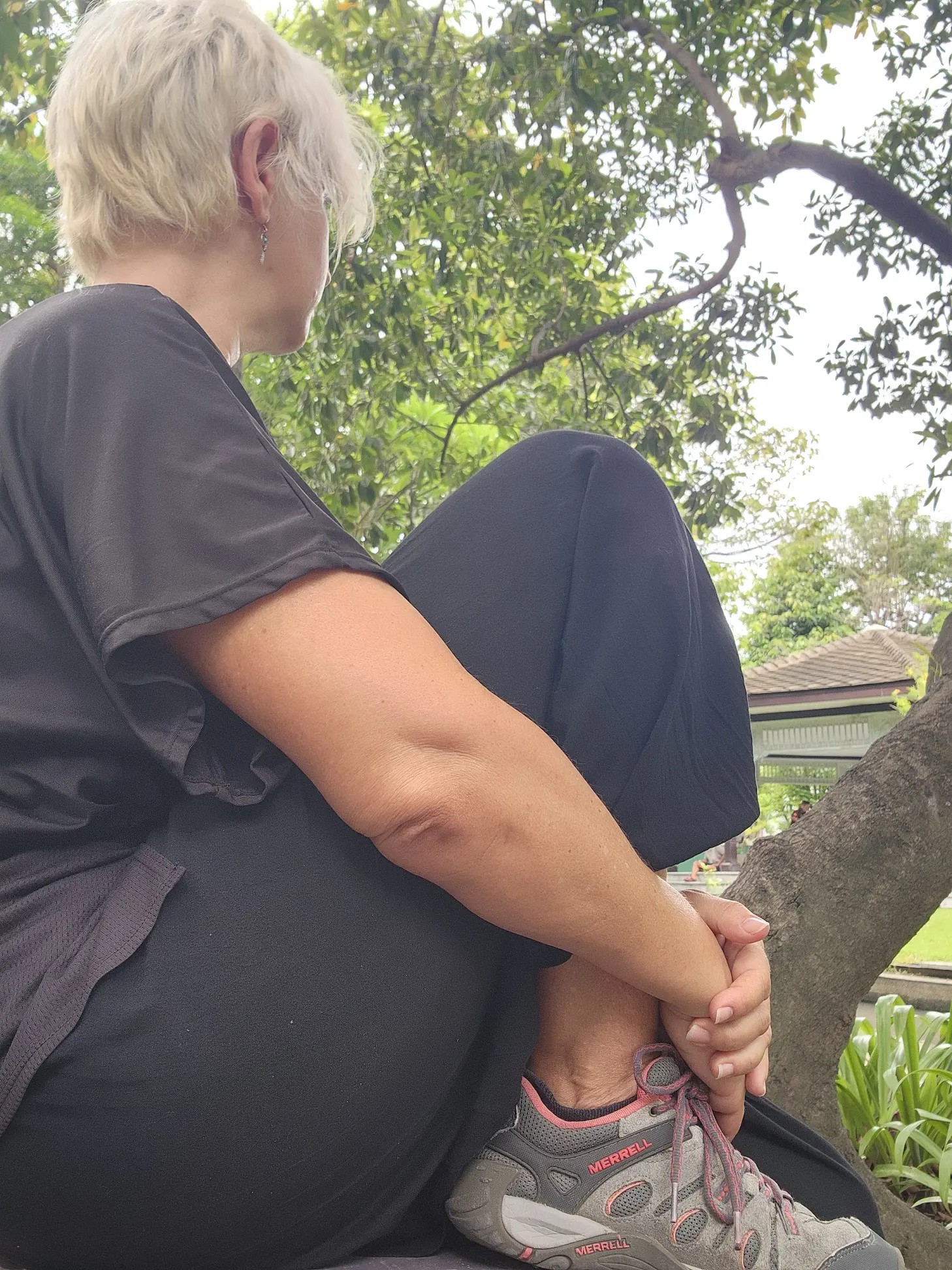 Rakel concentrada en plena naturaleza antes de viajar sola por Asia