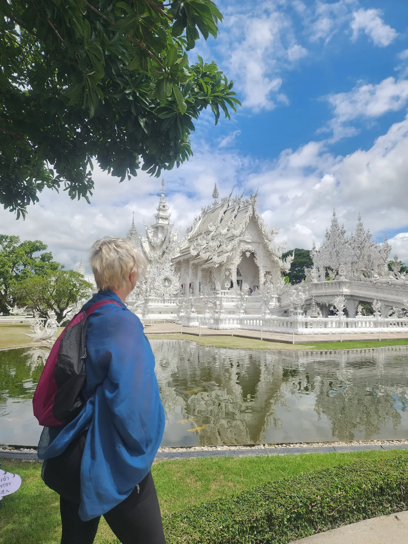 Rakel de espaldas frente al Templo Blanco de Chiang Rai, Tailandia