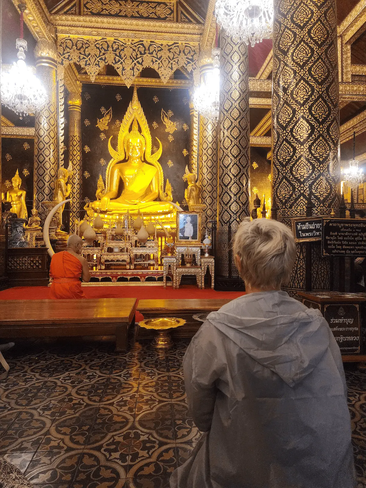 Rakel de espaldas dentro de un templo budista en Tailandia