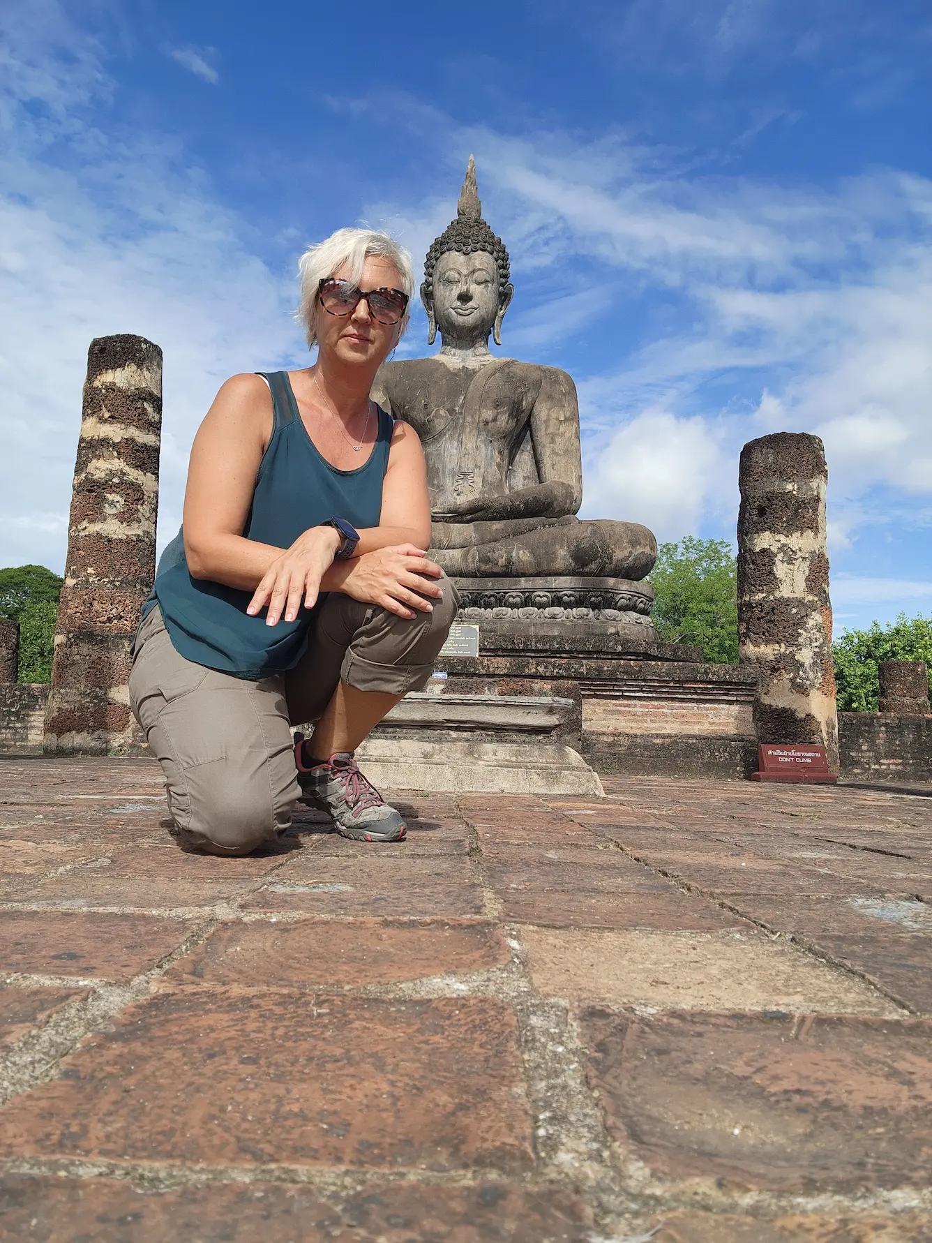 Viajera de SunZen Travel ante una gran estatua de Buda en Tailandia