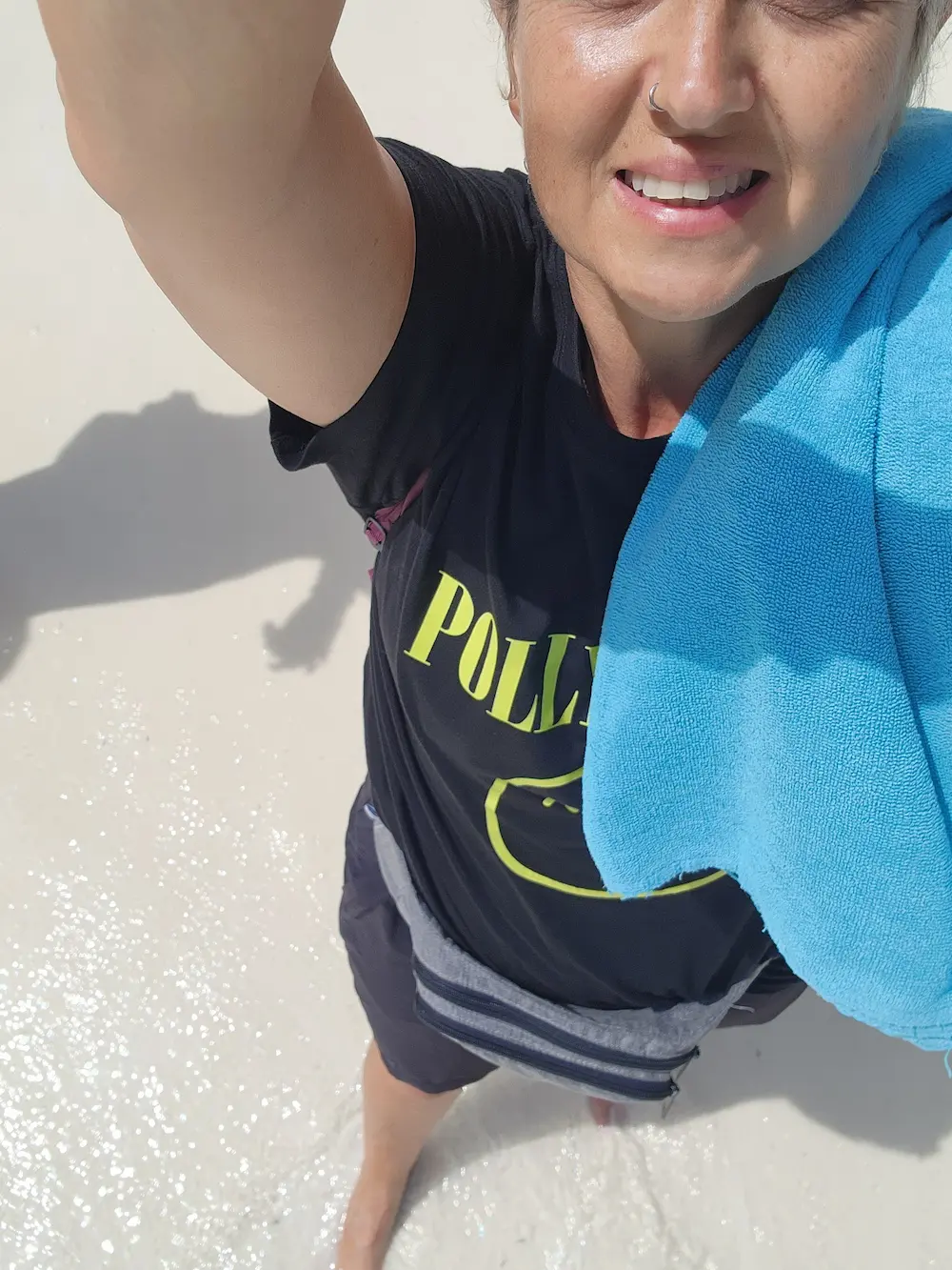 Rakel en la orilla de la playa, donde empezó a perder el miedo