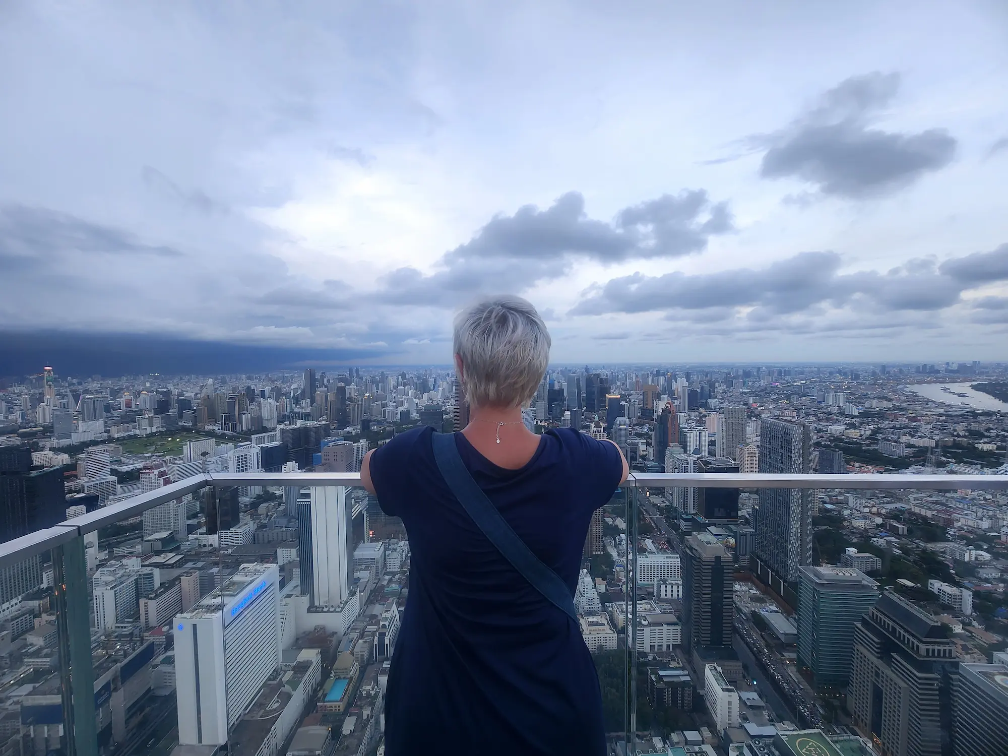 Rakel observando Bangkok desde lo alto de un rascacielos, Tailandia
