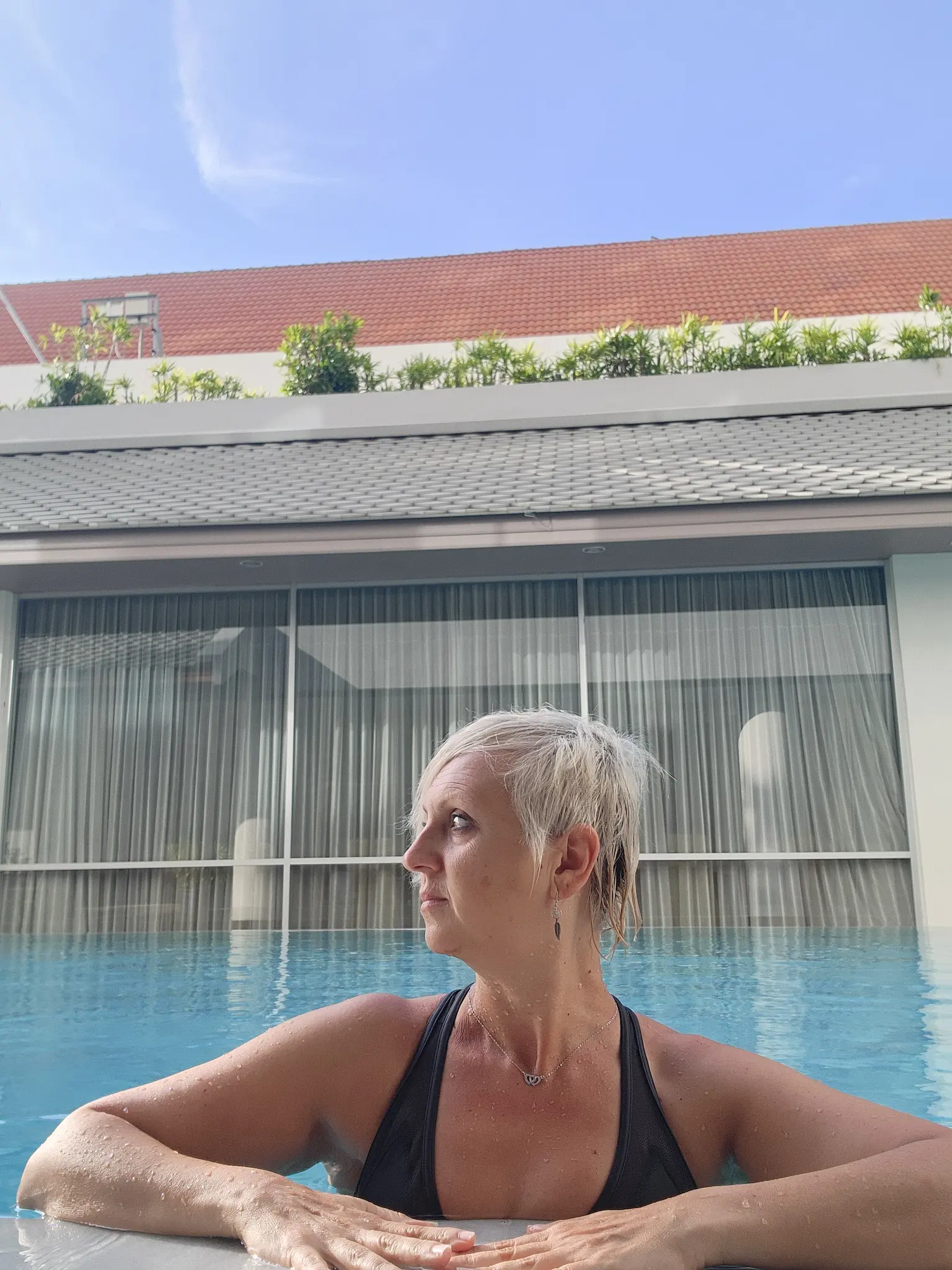 Viajera disfrutando de un momento tranquila y a solas en la piscina