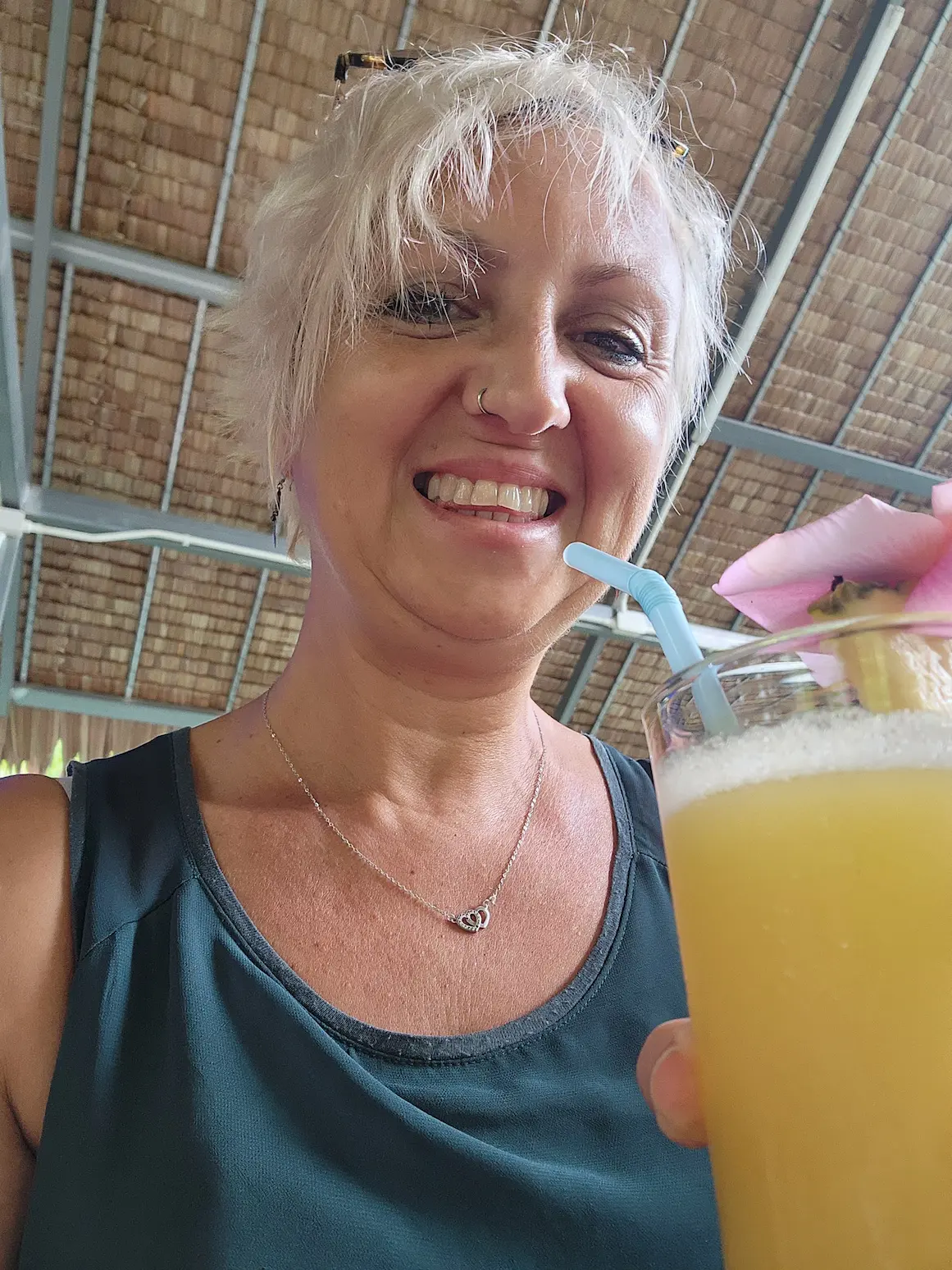 Rakel tomando un smoothie de mango en Tailandia