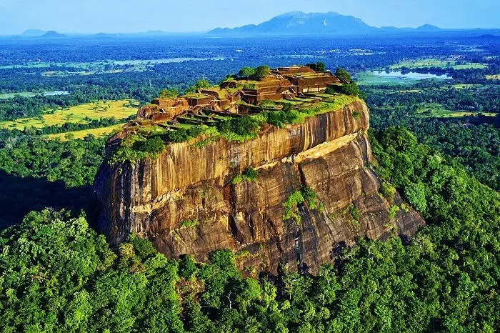 Vista aérea de la roca y el palacio de Sigiriya, Sri Lanka