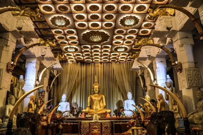 Interior del templo Dalada Maligawa en Kandy, Sri Lanka