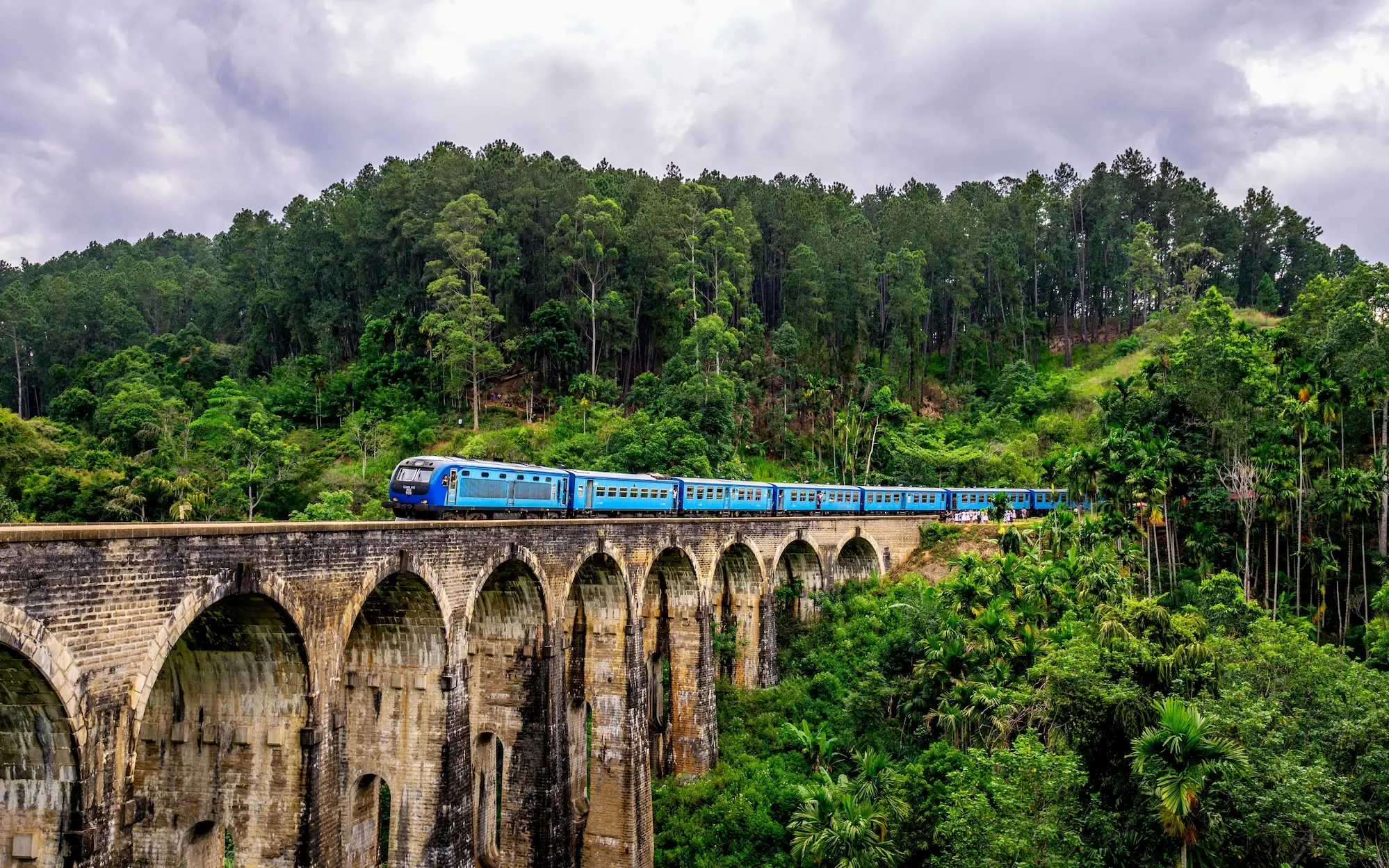 Vista panorámica del tren de Kandy a Ella sobre el valle, Sri Lanka