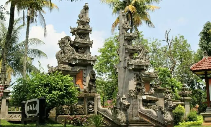 Puerta partida candi bentar de un templo de Bali, con las dos mitades talladas en piedra