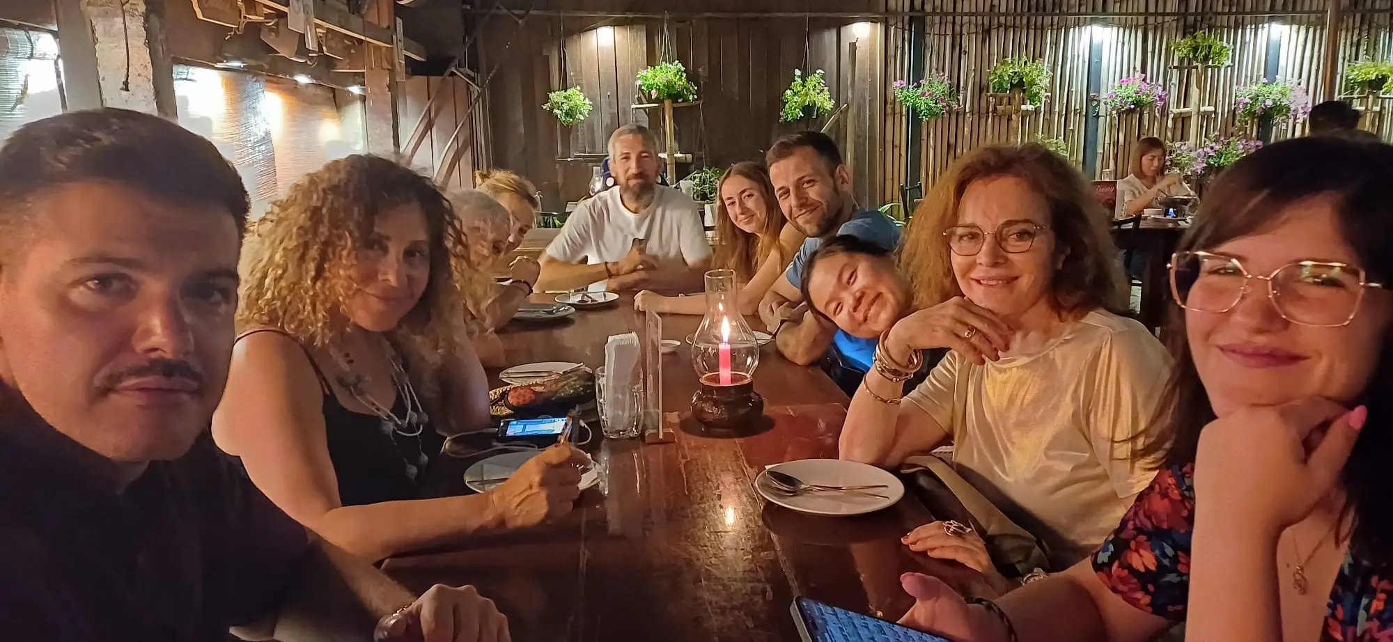 Grupo de viajeros cenando juntos la primera noche
