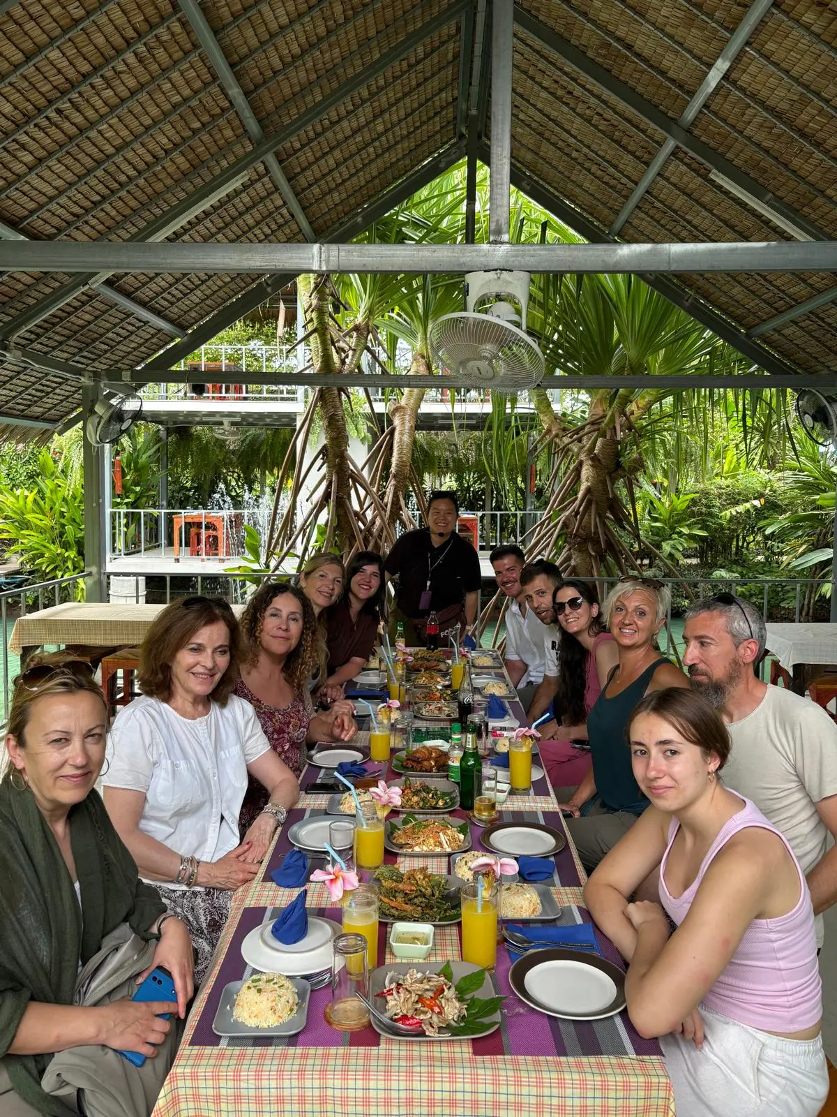 Rakel comiendo con el grupo de Tailandia · SunZen Travel · viajes en grupo reducido