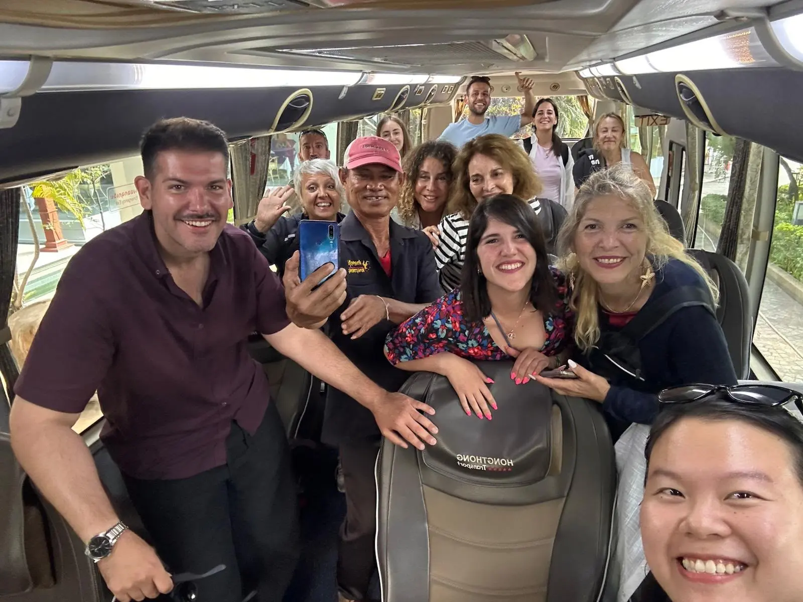Grupo de viajeros juntos en el autobús durante el primer traslado