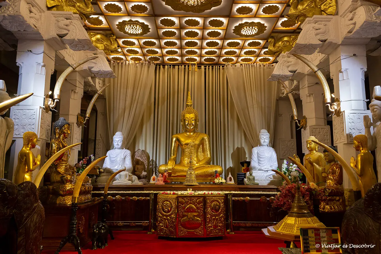 Interior del Templo del Diente de Buda en Kandy, Sri Lanka