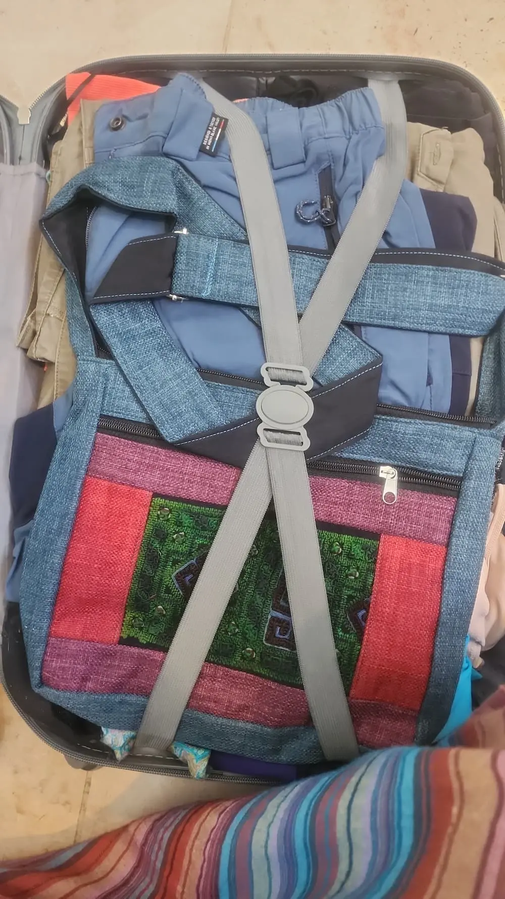 Maleta abierta con ropa preparada para el viaje
