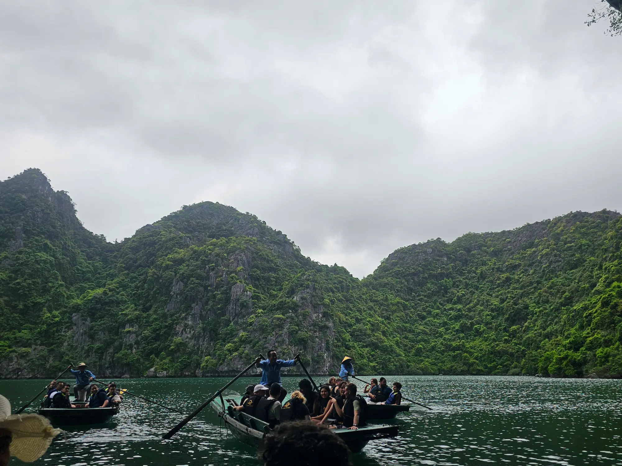 paseo en barco bahía Ha Long Vietnam SunZen Travel