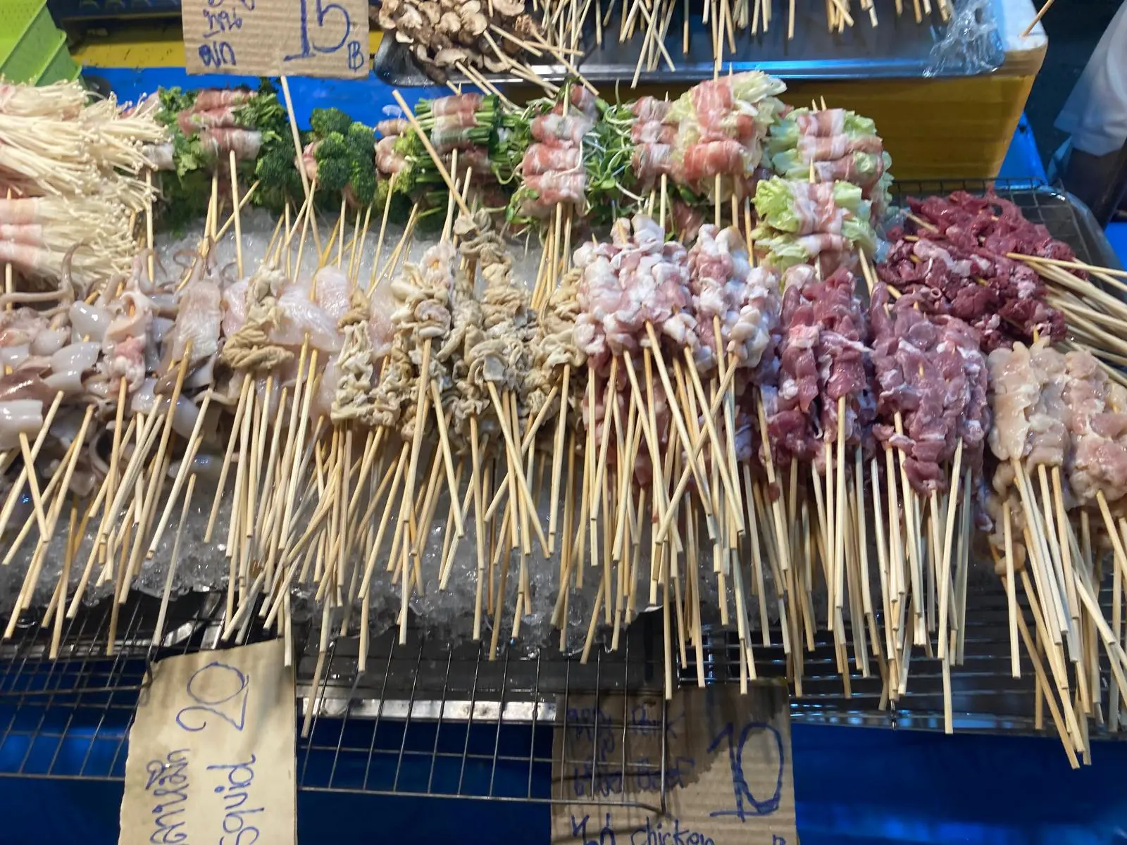 gastronomía de Tailandia — pinchos en mercado tailandés, viaje a Tailandia con SunZen Travel
