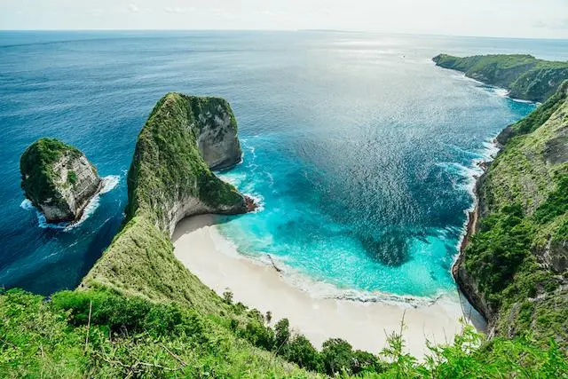 Playa de arena blanca y agua turquesa en Bali