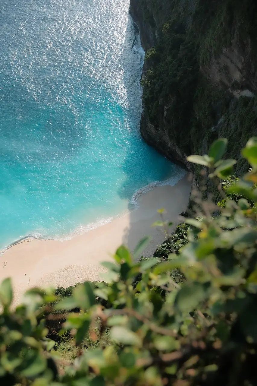 Playa de Nusa Penida vista desde lo alto de un acantilado, con agua turquesa