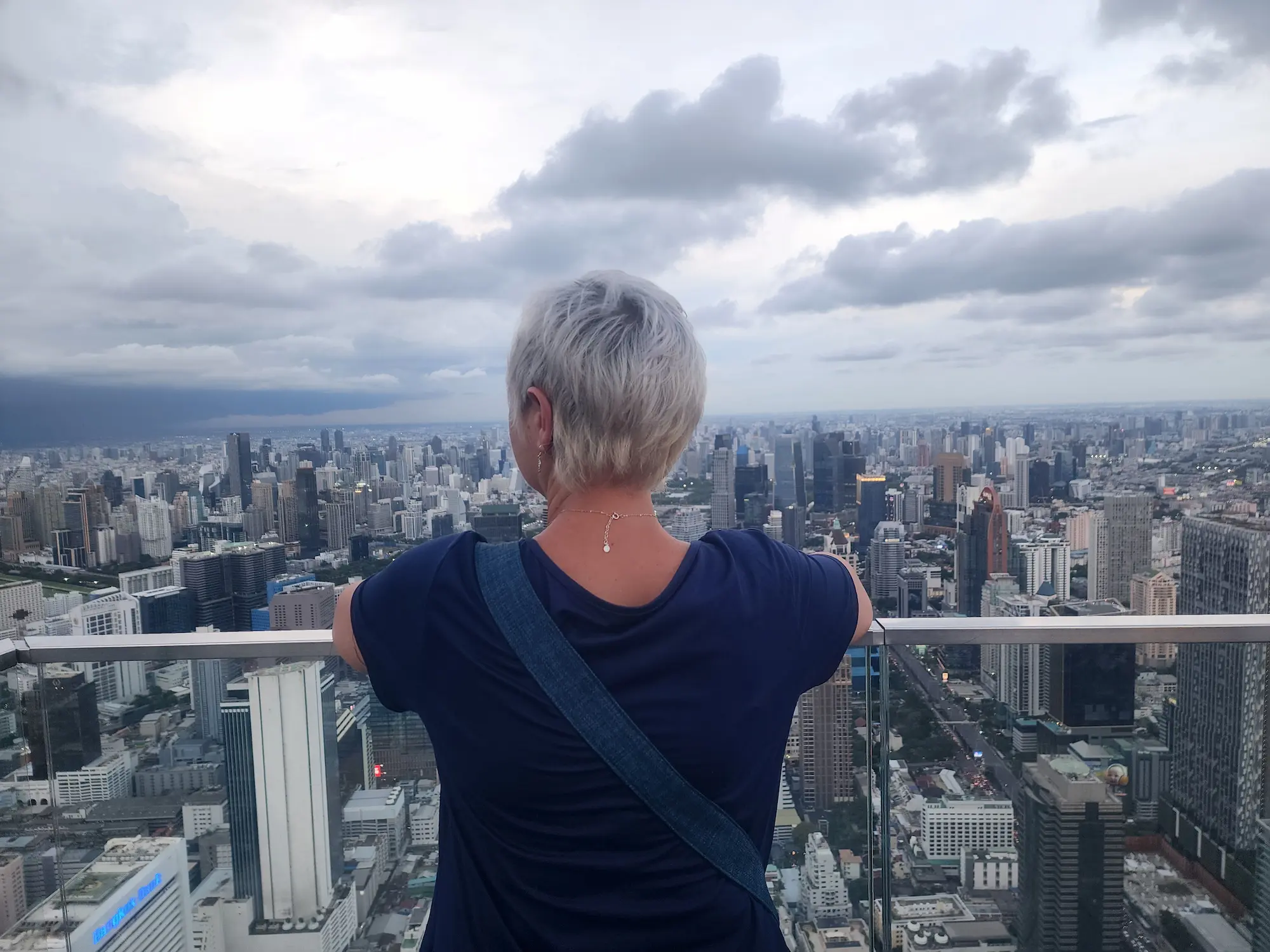 leyes curiosas de Tailandia Bangkok atardecer normas legales SunZen Travel viaje grupo