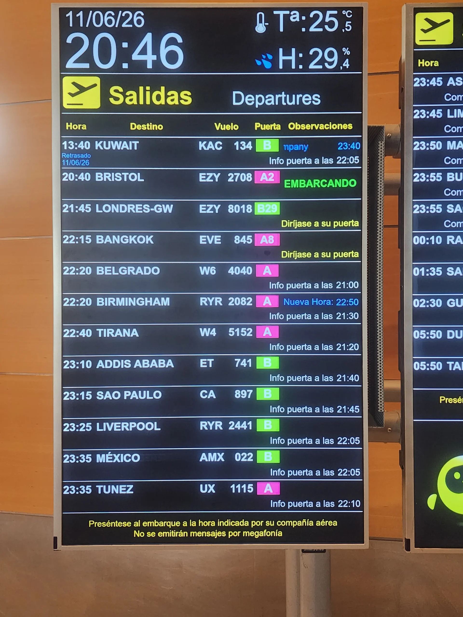 Panel de salidas de un aeropuerto con destinos y horarios