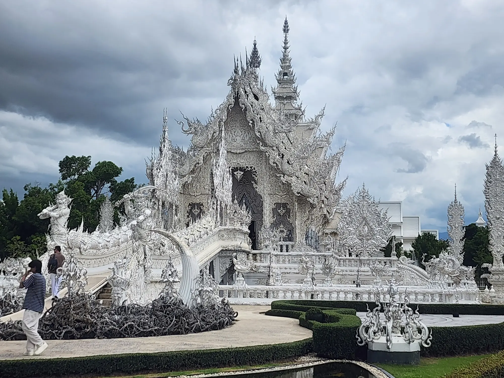 historias increíbles de Tailandia — templo blanco Chiang Rai, viaje a Tailandia con SunZen Travel