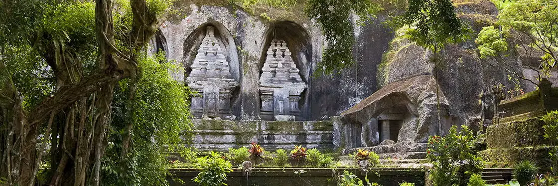 Santuarios excavados en la roca del templo Gunung Kawi, en el valle del río Pakerisan, Bali