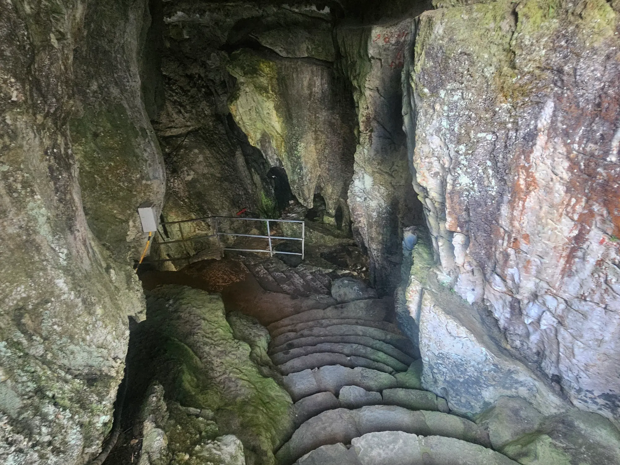 Vista del interior de una cueva en Vietnam, Atlas Interior de SunZen Travel