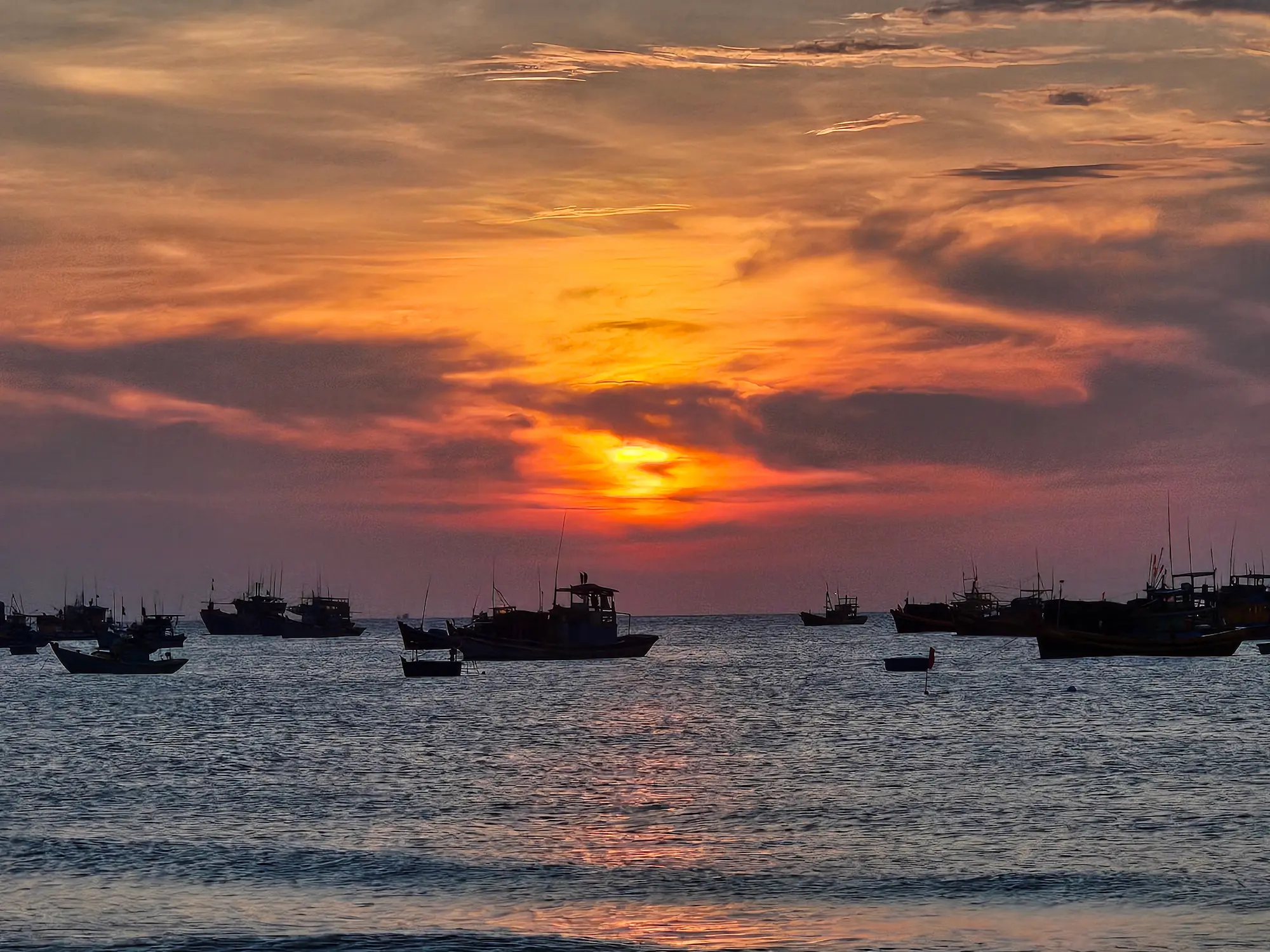 Amanecer en Vietnam durante un viaje en grupo reducido por Asia, organizado de principio a fin