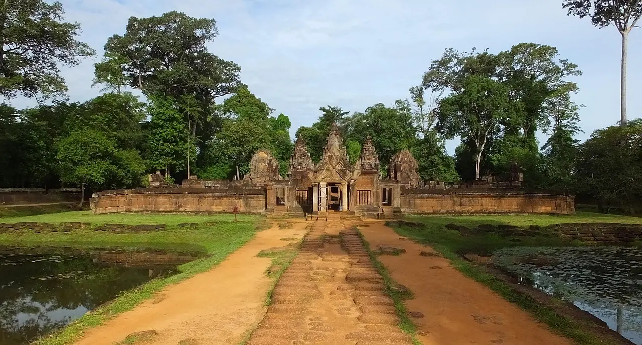 Las torres de Angkor Wat reflejadas en el estanque al amanecer, en Camboya