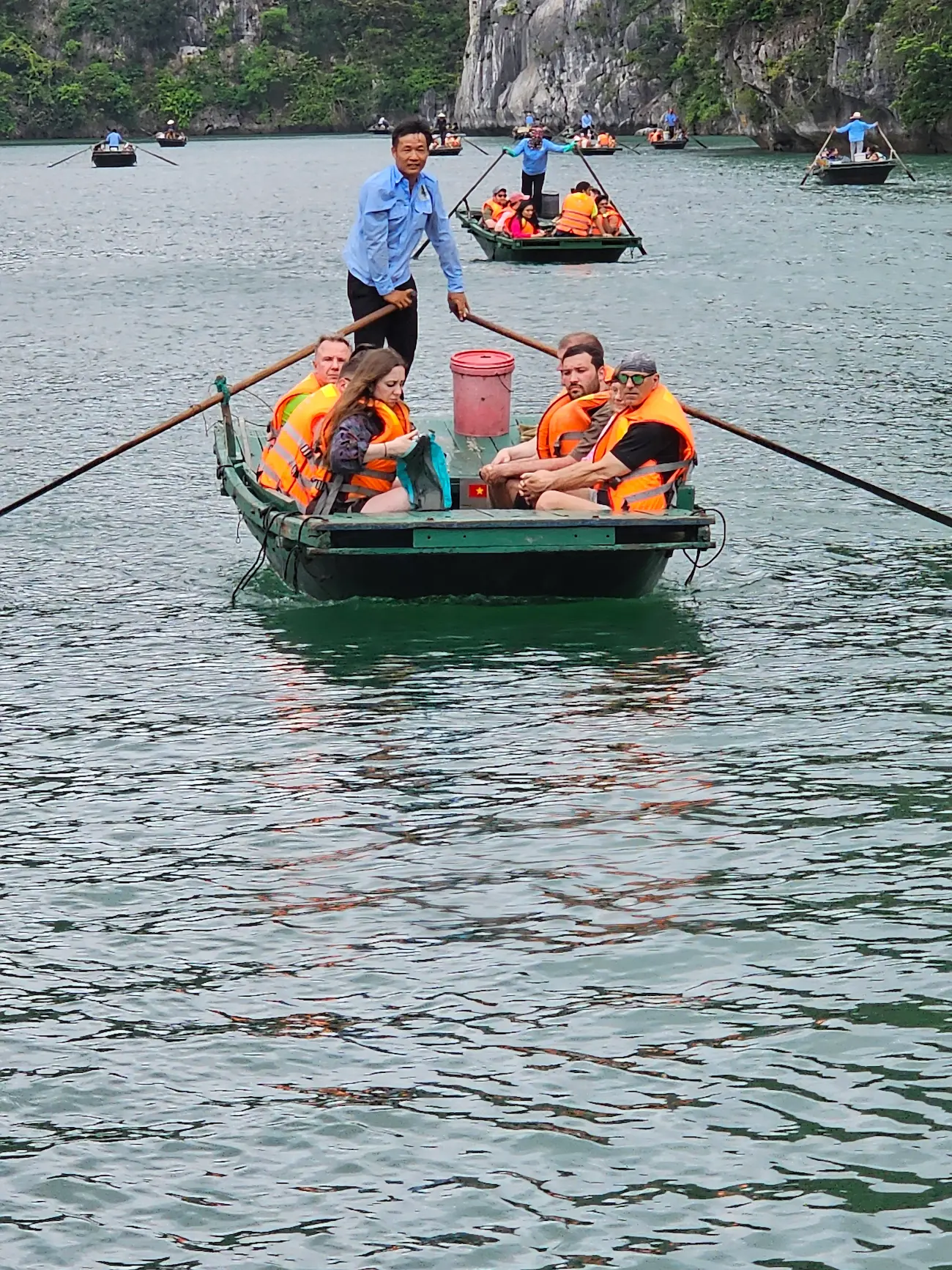 Grupo reducido de viajeros navegando en una barca tradicional durante un viaje a Vietnam