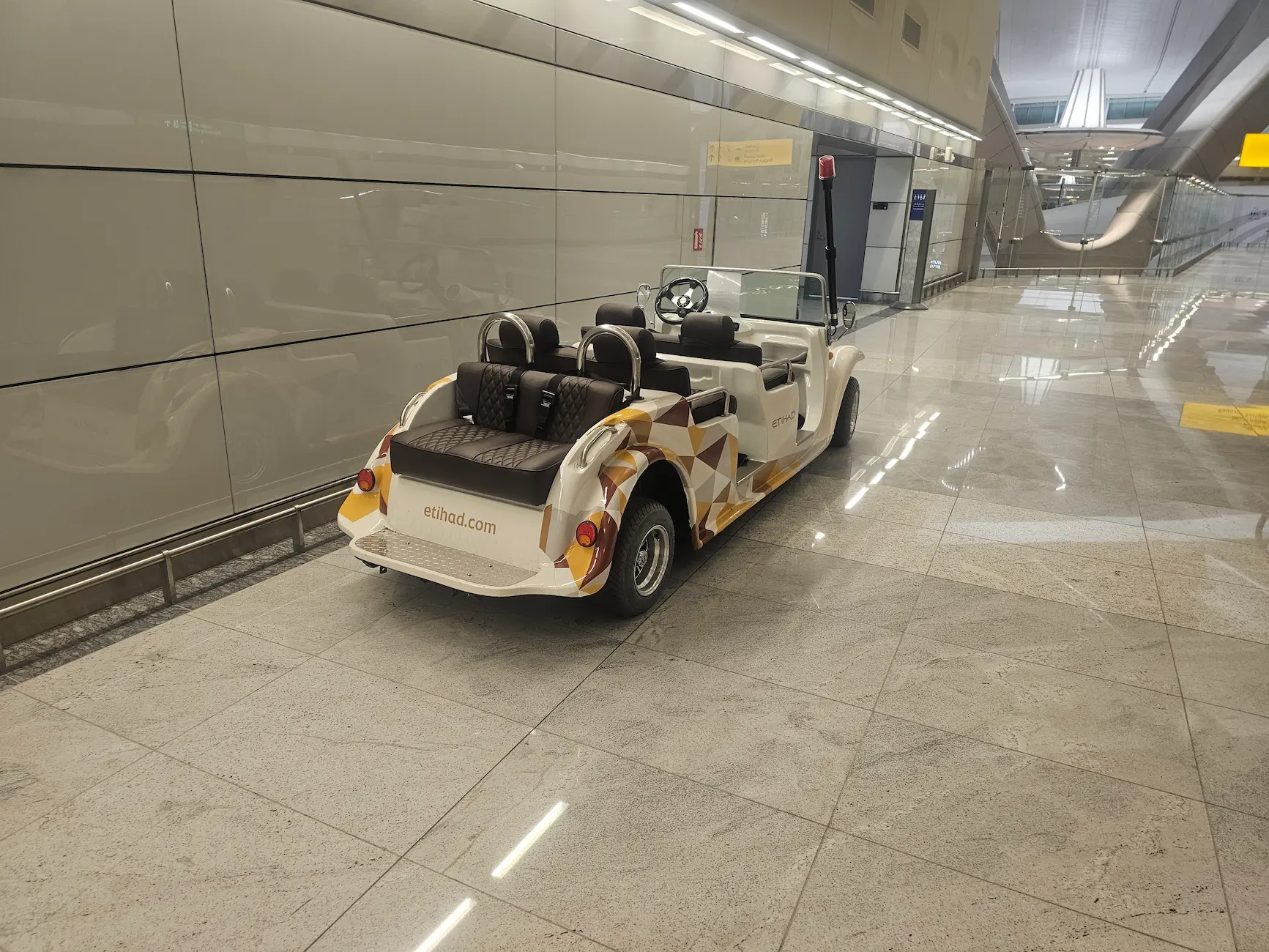 Vehículo esperando a la salida del aeropuerto: el traslado resuelto es parte de viajar sin organizar nada