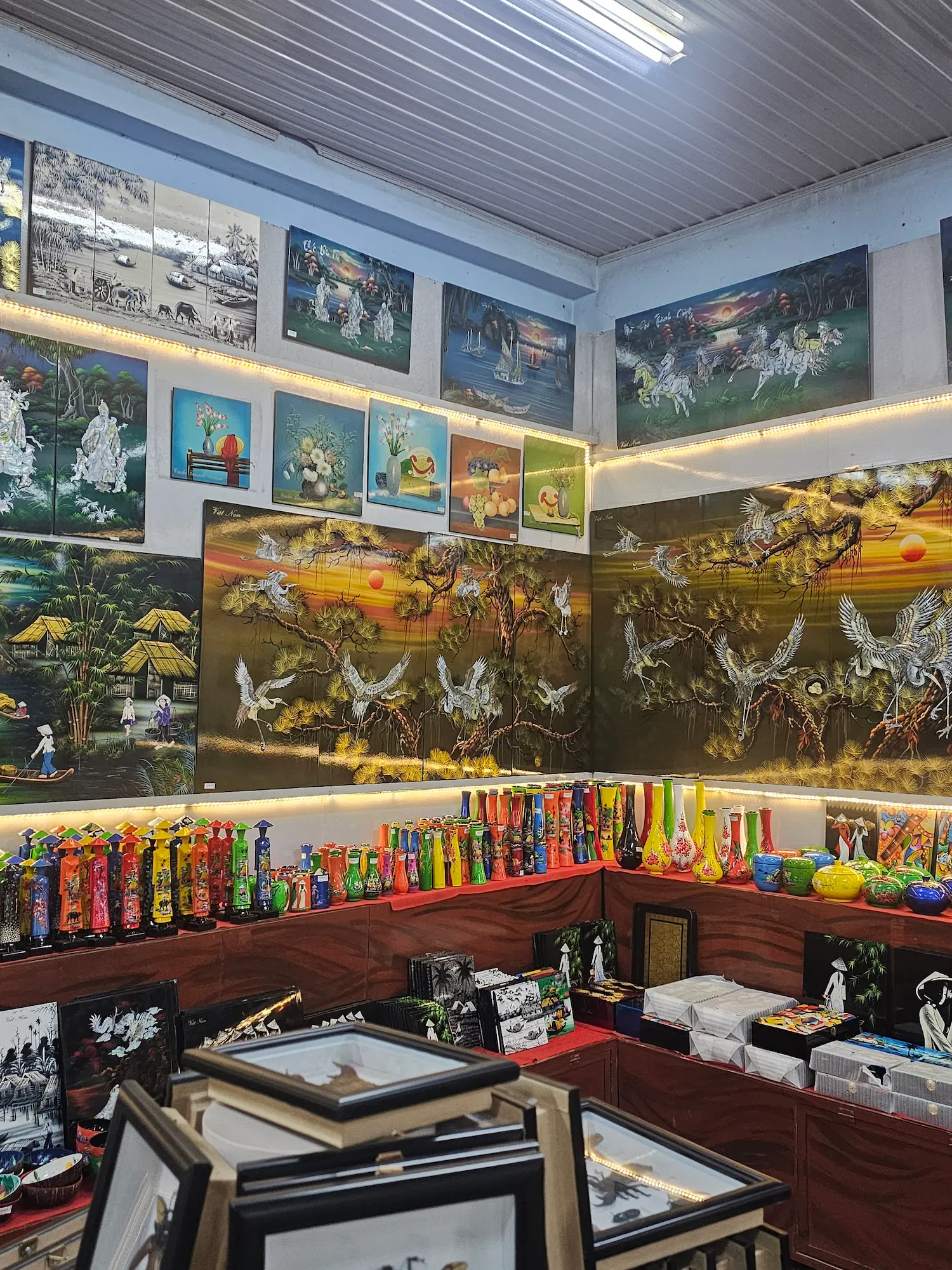 Comercio de recuerdos y arte tradicional en una calle de Vietnam