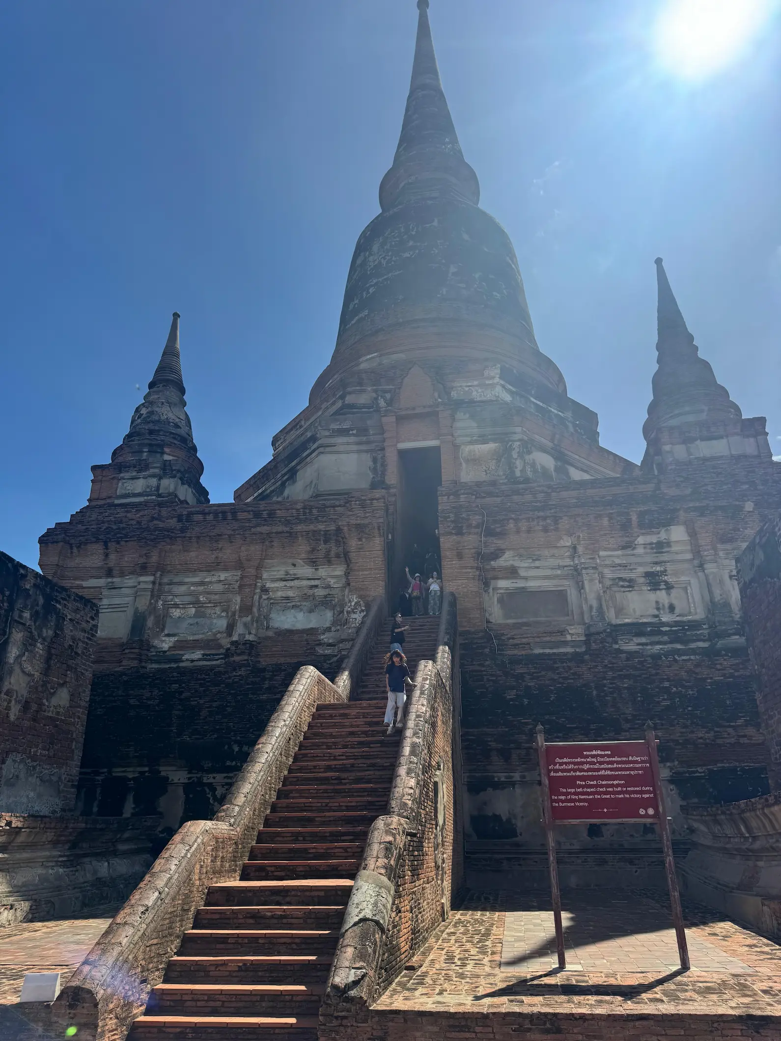 Escalinata empinada de piedra ascendiendo a un chedi de ladrillo en Ayutthaya, Tailandia