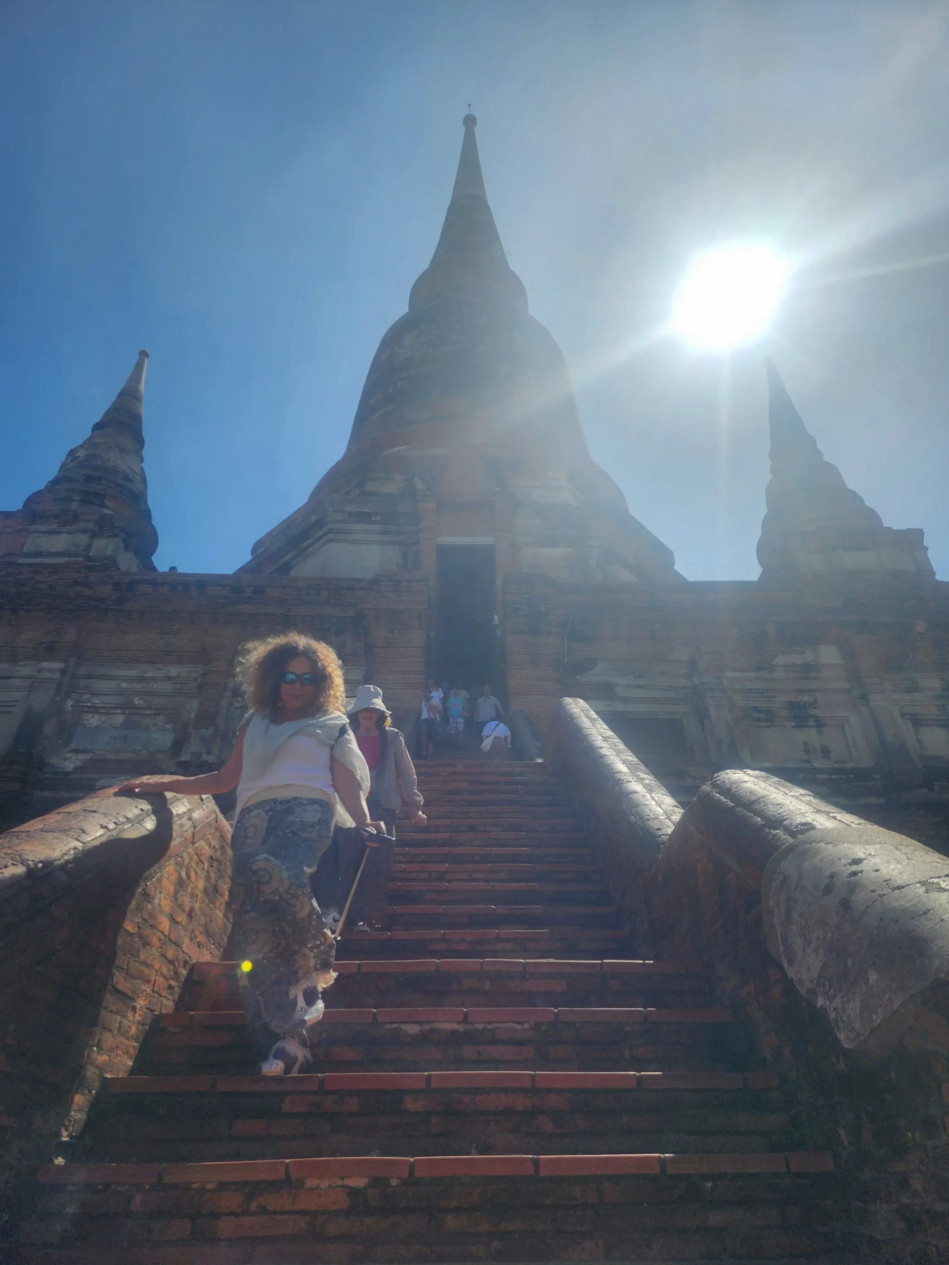 Grupo reducido bajando las escaleras de un templo en Ayutthaya durante el viaje a Tailandia